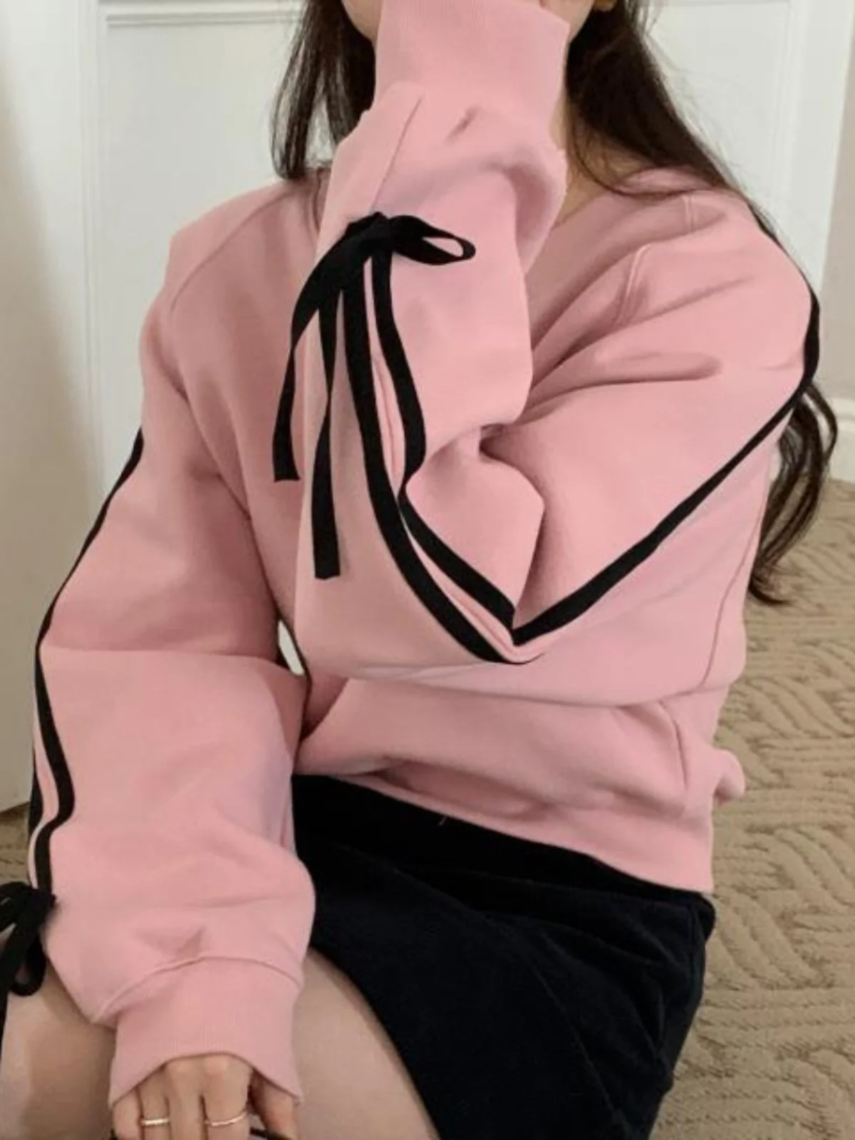 Loose V-Neck Bow-Tied Sweatshirt Women's Korean Style Sweet Loose Design Winter Top Knot Strap Sweater Female Korea...
Loose V-Neck Bow-Tied Sweatshirt Women's Korean Style Sweet Loose Design Winter Top Knot Strap Sweater Female Korea...
