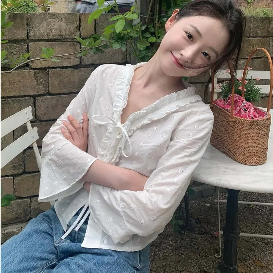 Sweet Embroidered Fabric irt Women's V-ne Seven-quarter Flared Sve White Top Korean Sle Breathable Cotton Spring
Sweet Embroidered Fabric irt Women's V-ne Seven-quarter Flared Sve White Top Korean Sle Breathable Cotton Spring