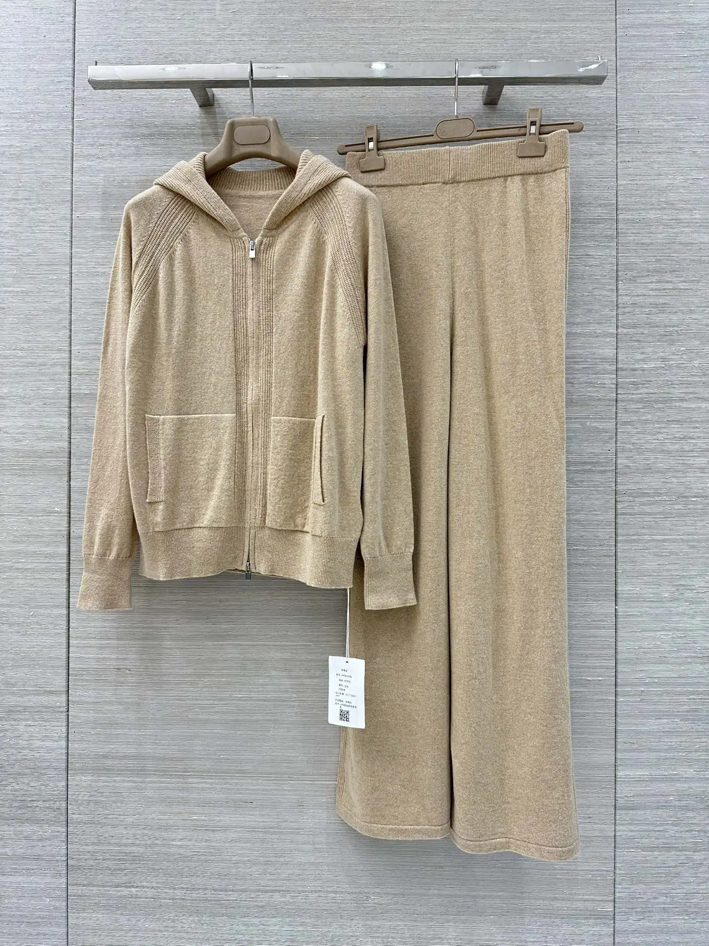 Women's 100% Wool 2-Piece Set Long Sleeve Hooded Cardigan + Elastic Waist Straight Trousers Casual Knitted Suit
Women's 100% Wool 2-Piece Set Long Sleeve Hooded Cardigan + Elastic Waist Straight Trousers Casual Knitted Suit