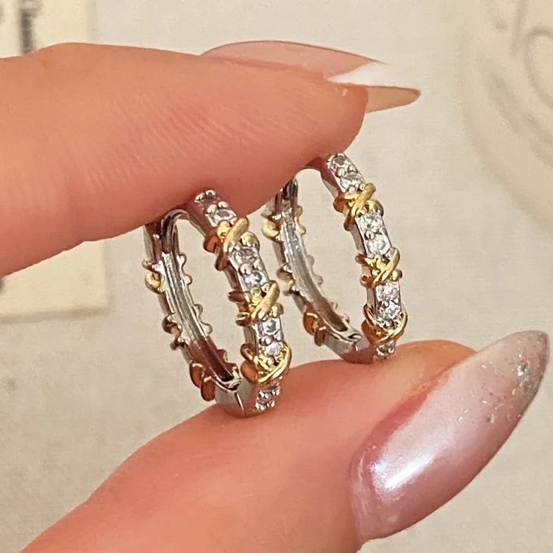 Real 925 Sterling Silver Zircon Line Wrap Round Hoop Earrings for Women Minimalist Trendy Fine Jewelry Personality Accessory
Real 925 Sterling Silver Zircon Line Wrap Round Hoop Earrings for Women Minimalist Trendy Fine Jewelry Personality Accessory