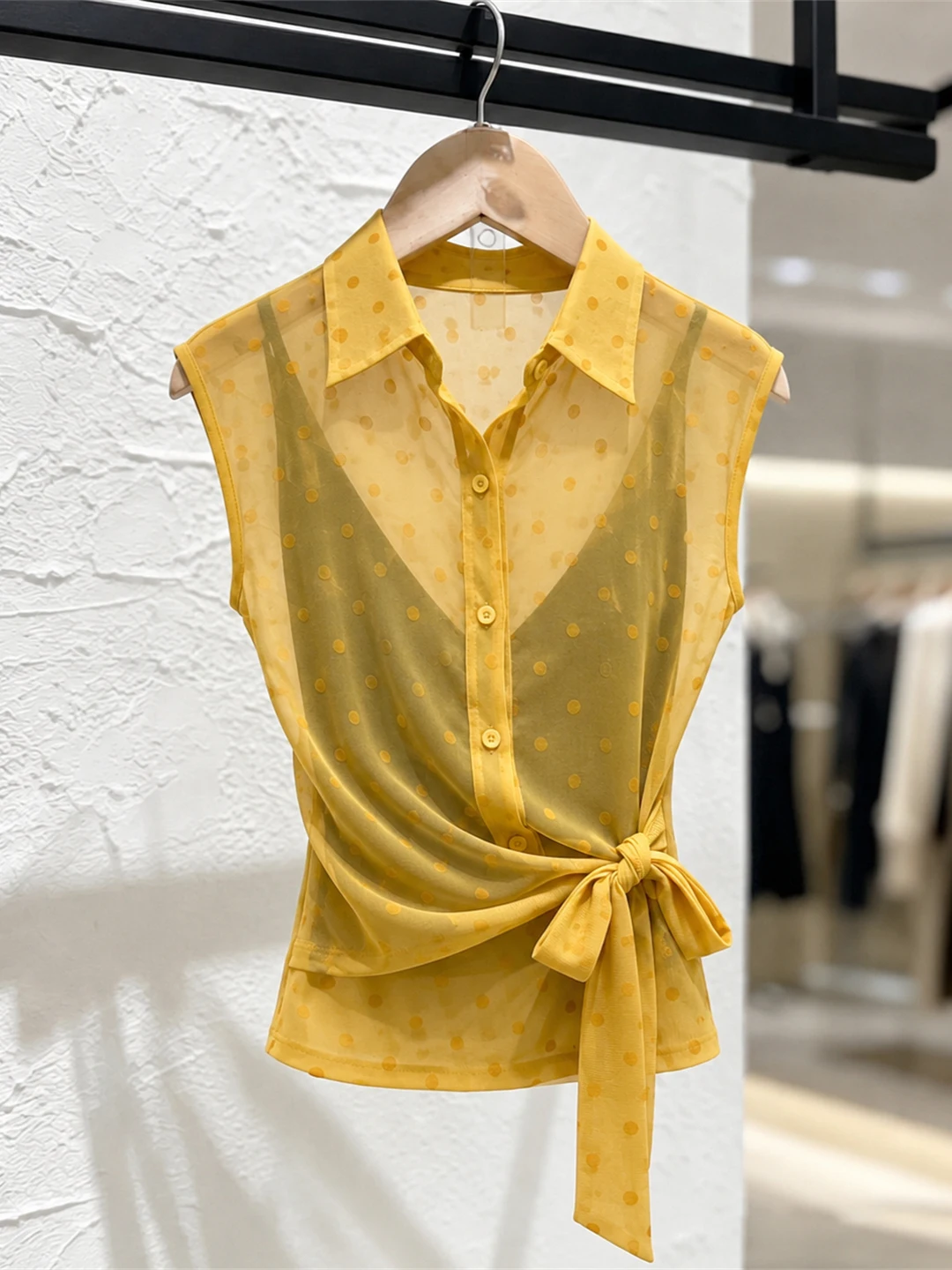 Slim Fit Neck Tie Waist Sleeveless Shirt Korean Style Summer Fashion Women's Top Trendy Dot Print Casual Wear
Slim Fit Neck Tie Waist Sleeveless Shirt Korean Style Summer Fashion Women's Top Trendy Dot Print Casual Wear