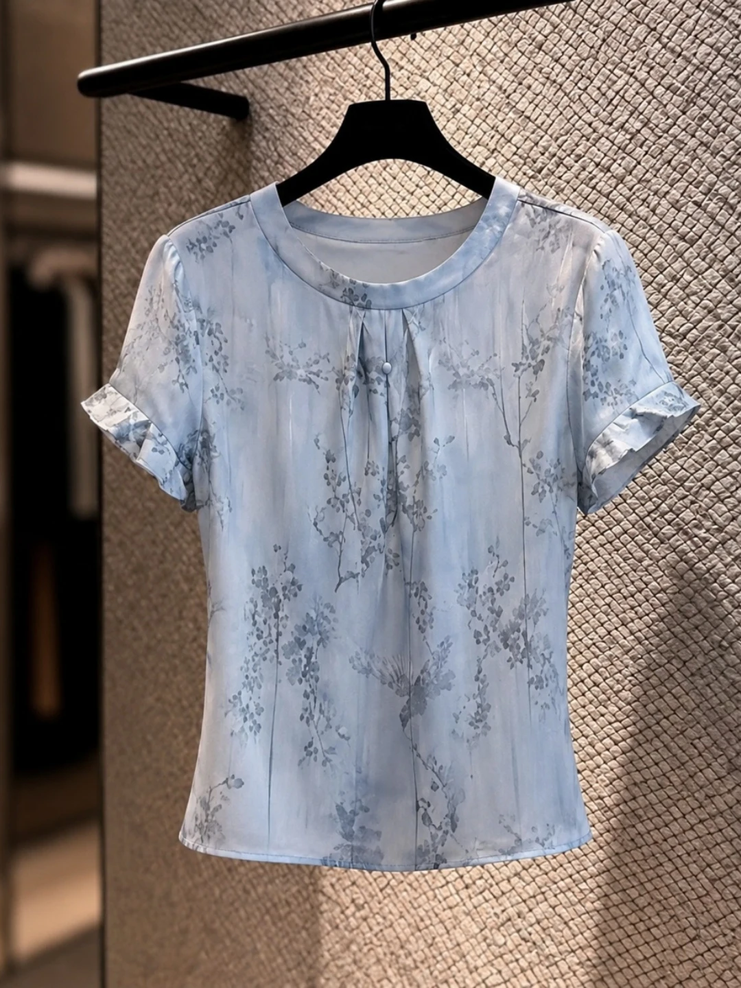 Elegant Floral Print Short Sleeve Top Women's Fashionable Gentle Style Summer 2026 Korean Version Straight Cut Silk Shirt
Elegant Floral Print Short Sleeve Top Women's Fashionable Gentle Style Summer 2026 Korean Version Straight Cut Silk Shirt