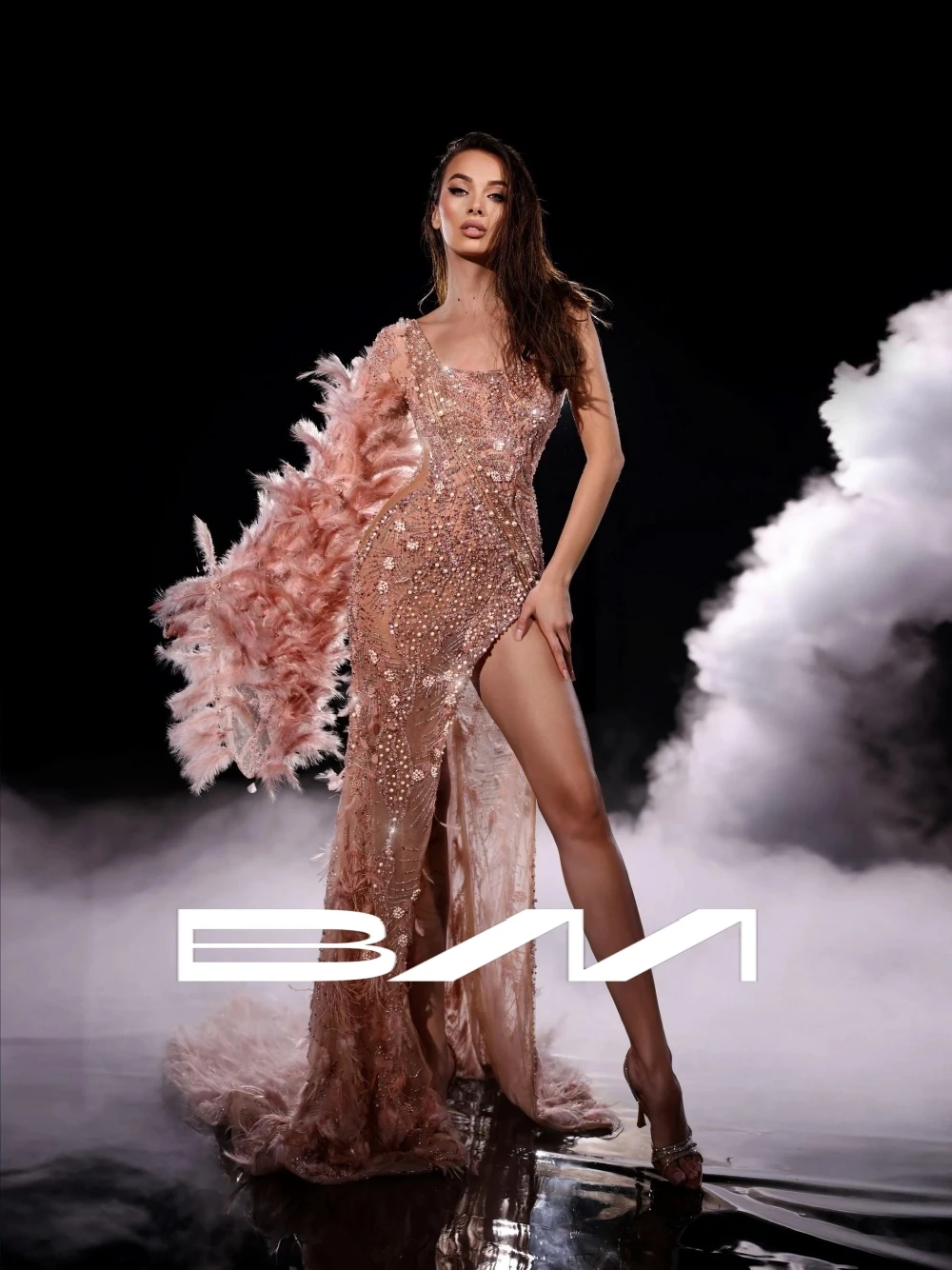 One Long Flare Sleeve Evening Dress Beaded Feathered Pearls Cocktail Gown Sexy High Split Prom Wear Straight Fitted Customized
One Long Flare Sleeve Evening Dress Beaded Feathered Pearls Cocktail Gown Sexy High Split Prom Wear Straight Fitted Customized