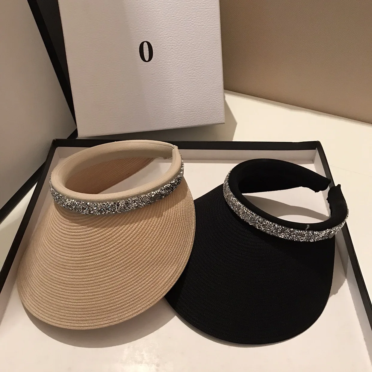 2025 New Summer Rhinestone Empty Top Hat Fashion Sun Protection Women Encryption Woven Sun Hat Outdoor Travel Light Cap
2025 New Summer Rhinestone Empty Top Hat Fashion Sun Protection Women Encryption Woven Sun Hat Outdoor Travel Light Cap