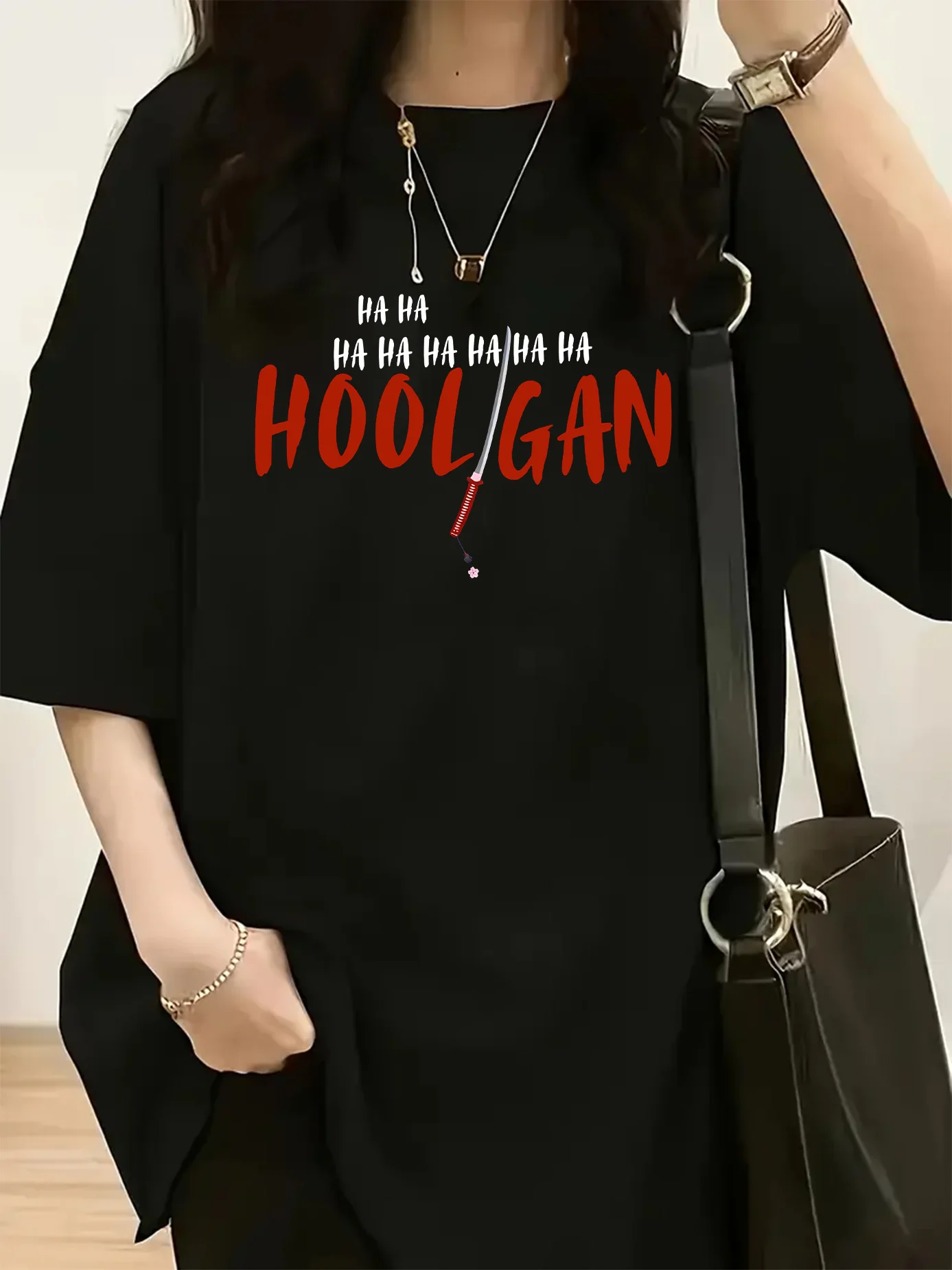 HOOLIGAN lettering and samurai sword print T-shirt, women's casual round neck short-sleeved top, pure cotton summer streetwear
HOOLIGAN lettering and samurai sword print T-shirt, women's casual round neck short-sleeved top, pure cotton summer streetwear