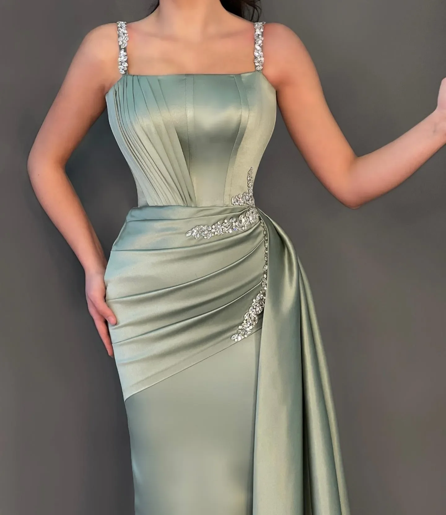 2025 Sage Tiered Ruffles Prom Party Dress Spaghetti Straps Crystal Satin Women Evening Fornal Gowns Sexy Robe De Soiree
2025 Sage Tiered Ruffles Prom Party Dress Spaghetti Straps Crystal Satin Women Evening Fornal Gowns Sexy Robe De Soiree
