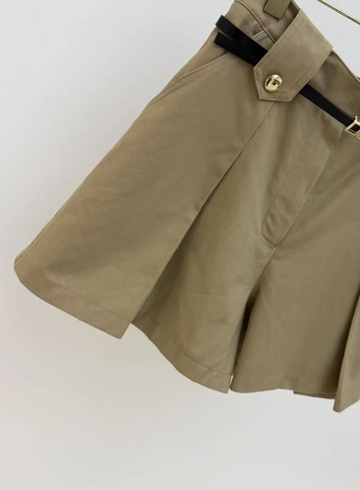 Spring/Summer Women Hign Waist Pleated A-Line Belt Solid Shorts Pocket Loose Casual Fashion Trousers
Spring/Summer Women Hign Waist Pleated A-Line Belt Solid Shorts Pocket Loose Casual Fashion Trousers
