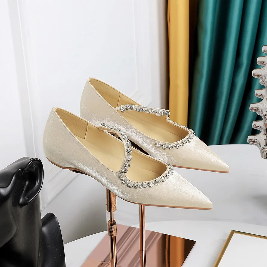 2026 Satin Rhinestone Pointy Low Heels Women's Shoes Female Party Pumps Temperament Wedding Shoes for Women Sandalias De Mujer
2026 Satin Rhinestone Pointy Low Heels Women's Shoes Female Party Pumps Temperament Wedding Shoes for Women Sandalias De Mujer