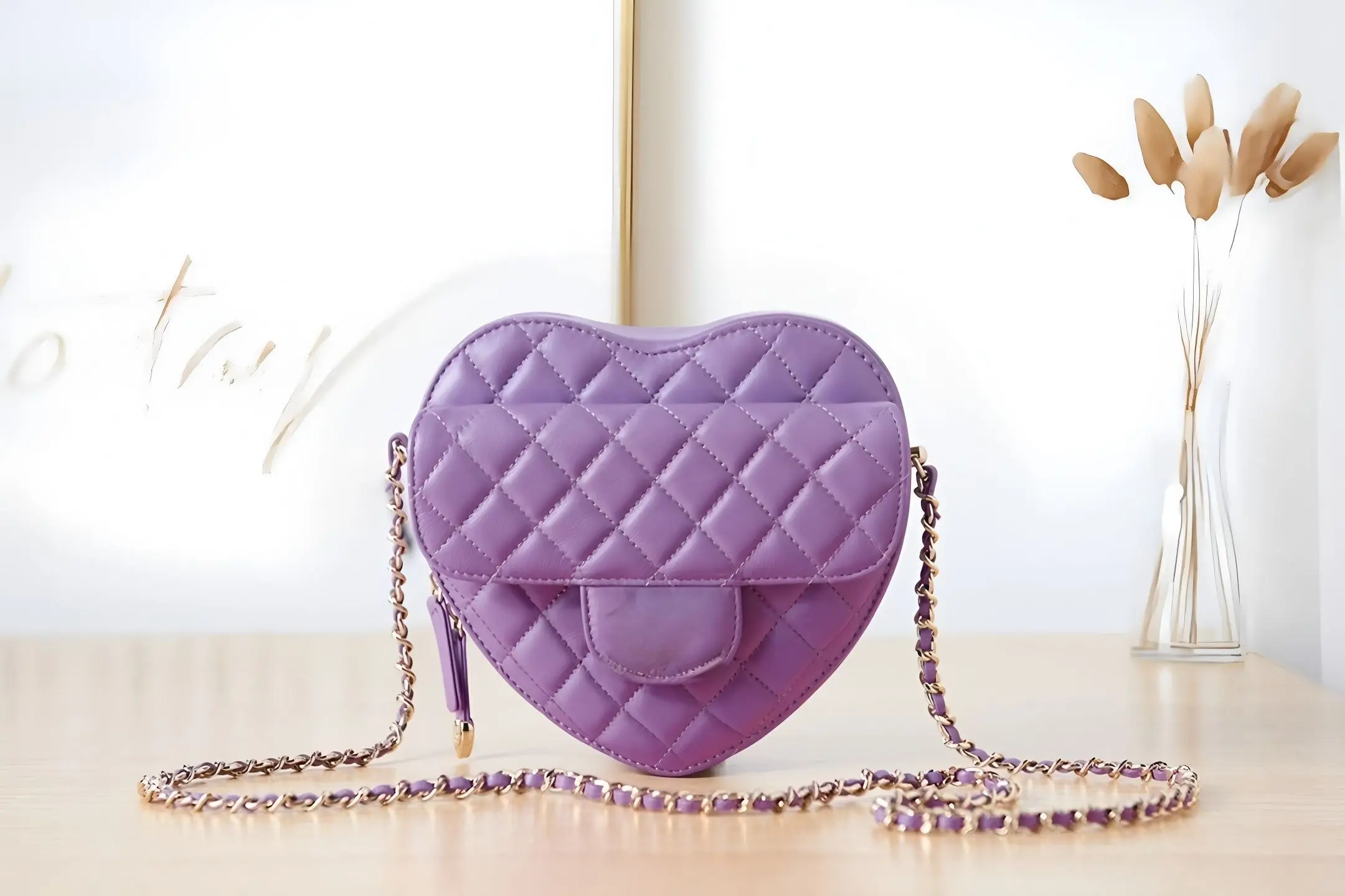 Women's Purple Heart Quilted Shoulder Bag, Soft Plush Quilted Texture with Delicate Chain for Romantic Luxe Appeal
Women's Purple Heart Quilted Shoulder Bag, Soft Plush Quilted Texture with Delicate Chain for Romantic Luxe Appeal