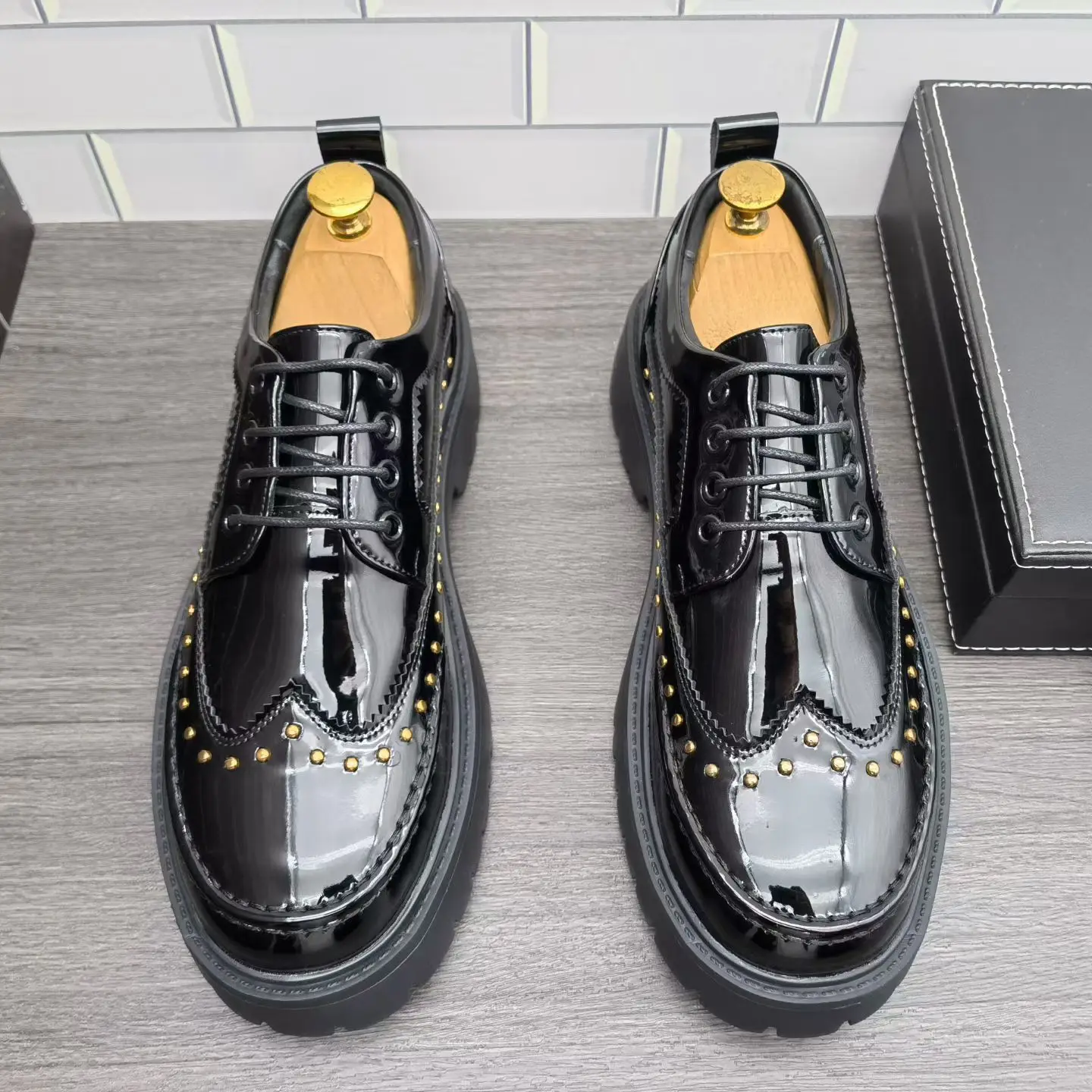 2026 Spring New Men's Patent Leather Business Thick Sole Height Increasing Shoes British Style Trendy Korean Fashion
2026 Spring New Men's Patent Leather Business Thick Sole Height Increasing Shoes British Style Trendy Korean Fashion