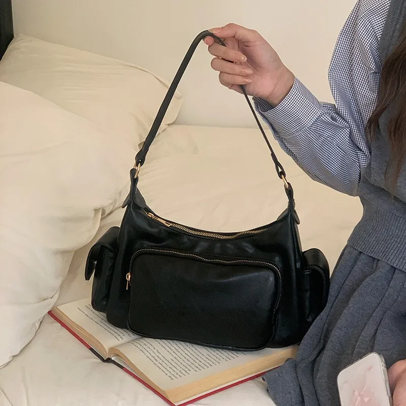 Vintage Women Axillary bag Motorcycle punk Shoulder Crossbody Bag Soft PU Leather Female handbag Commuting ladies totes Black
Vintage Women Axillary bag Motorcycle punk Shoulder Crossbody Bag Soft PU Leather Female handbag Commuting ladies totes Black