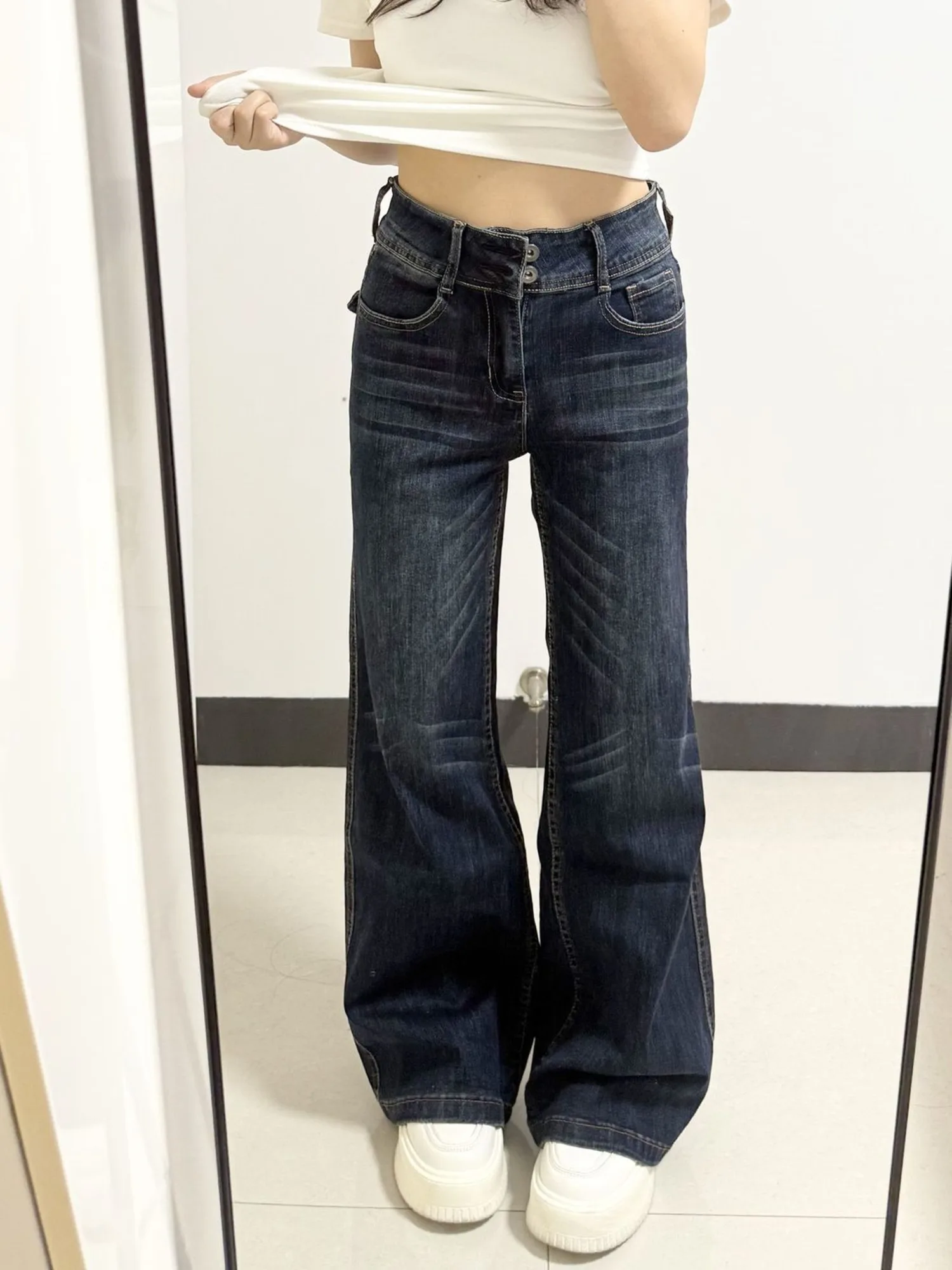 Women's Vintage Washed Bell Bottom Jeans V-Stitch Flare Denim Pants Double Button High Waist Wide Leg
Women's Vintage Washed Bell Bottom Jeans V-Stitch Flare Denim Pants Double Button High Waist Wide Leg