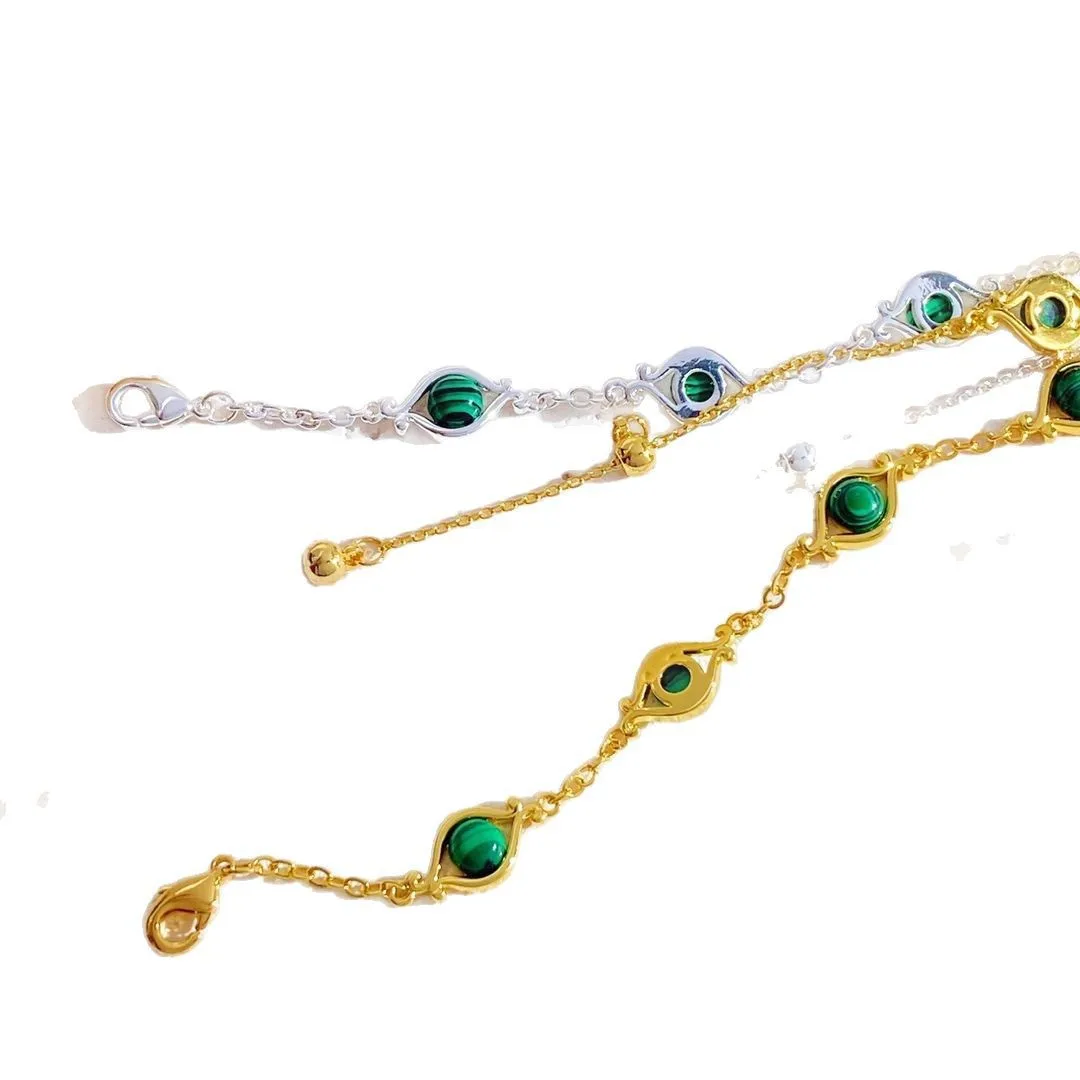fashion Light luxury temperament design sense Small and exquisite retro personality devil's eye inlaid emerald green stone gold
fashion Light luxury temperament design sense Small and exquisite retro personality devil's eye inlaid emerald green stone gold