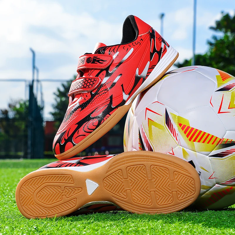 A pair of children's indoor soccer cleats with strap closure, ideal for court play, training and daily use MZ-1818-1
A pair of children's indoor soccer cleats with strap closure, ideal for court play, training and daily use MZ-1818-1