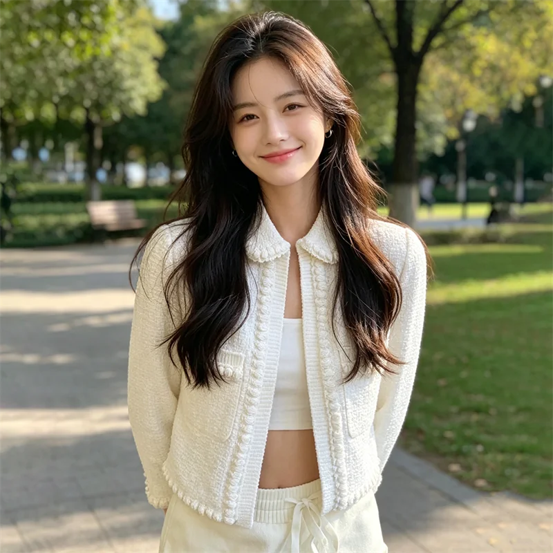Early Spring White Pearl Button Woven Short Doll Collar Lapel Jacket for Women Slimming Knitted Cardigan
Early Spring White Pearl Button Woven Short Doll Collar Lapel Jacket for Women Slimming Knitted Cardigan