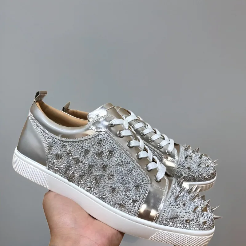 Luxury Brand Low Top Red Bottom Shoes For Men Trainers Driving Spiked Silver Genuine Leather Messy Rivets Crystal Flats Sneaker
Luxury Brand Low Top Red Bottom Shoes For Men Trainers Driving Spiked Silver Genuine Leather Messy Rivets Crystal Flats Sneaker