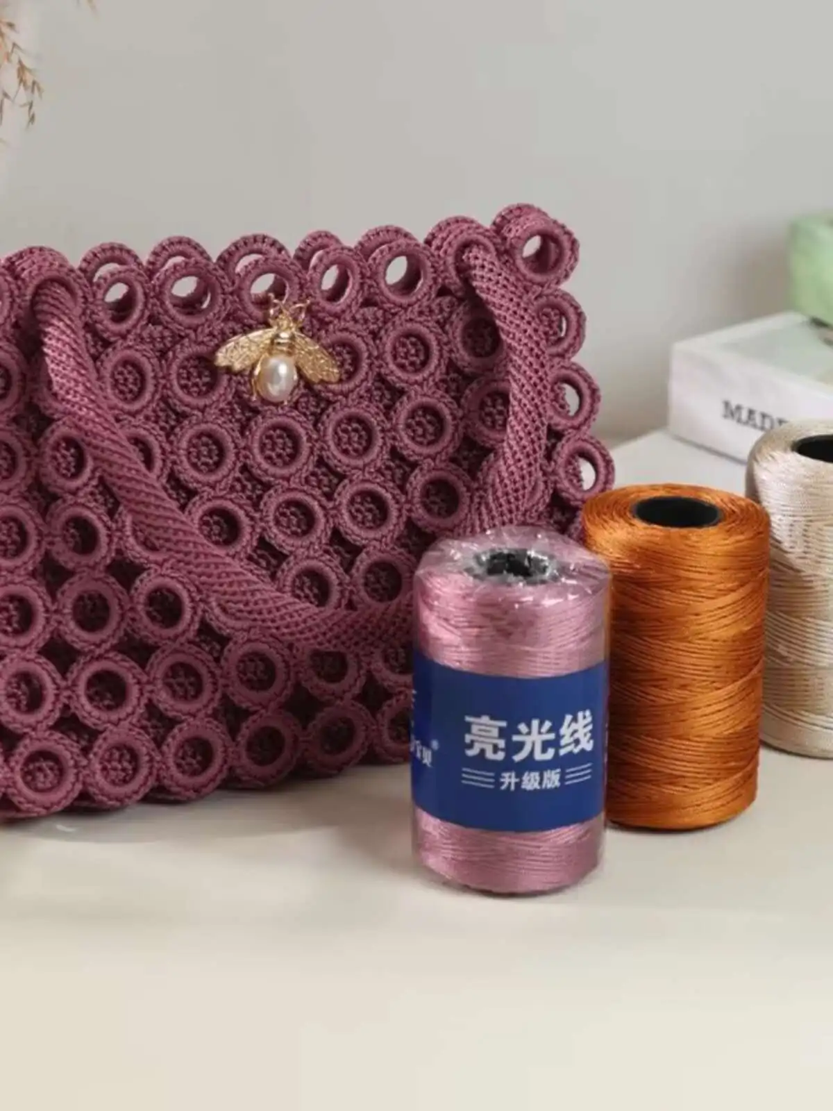 Модернизированная полая нить, блестящая шелковая нить, тонкая шелковая нить для ледяного шелка, нить с крючком, шарик из пряжи ручной работы, шапка-крючок, вязание крючком
Модернизированная полая нить, блестящая шелковая нить, тонкая шелковая нить для ледяного шелка, нить с крючком, шарик из пряжи ручной работы, шапка-крючок, вязание крючком