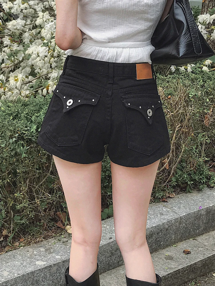 Korean Design Pocket Rivet Decorated High Waist Slimming Short Jeans Women's Fashionable Elegant 2026 New Summer Denim Pants
Korean Design Pocket Rivet Decorated High Waist Slimming Short Jeans Women's Fashionable Elegant 2026 New Summer Denim Pants