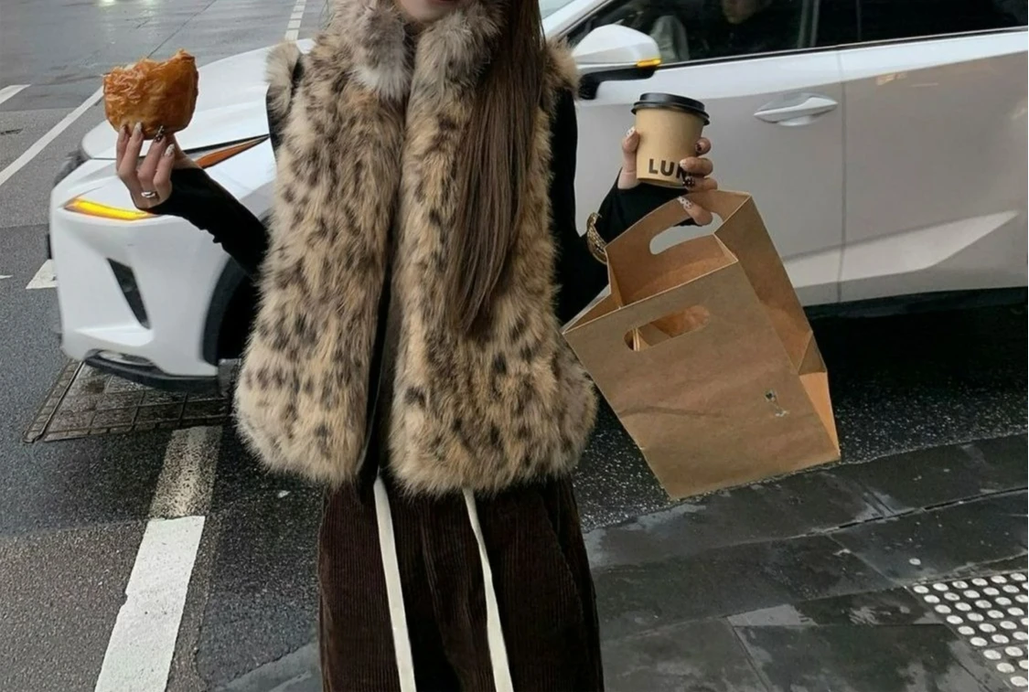 2026 Autumn and Winter Women Wear Fashionable and Environmentally Friendly Fur Vest on One Side
2026 Autumn and Winter Women Wear Fashionable and Environmentally Friendly Fur Vest on One Side