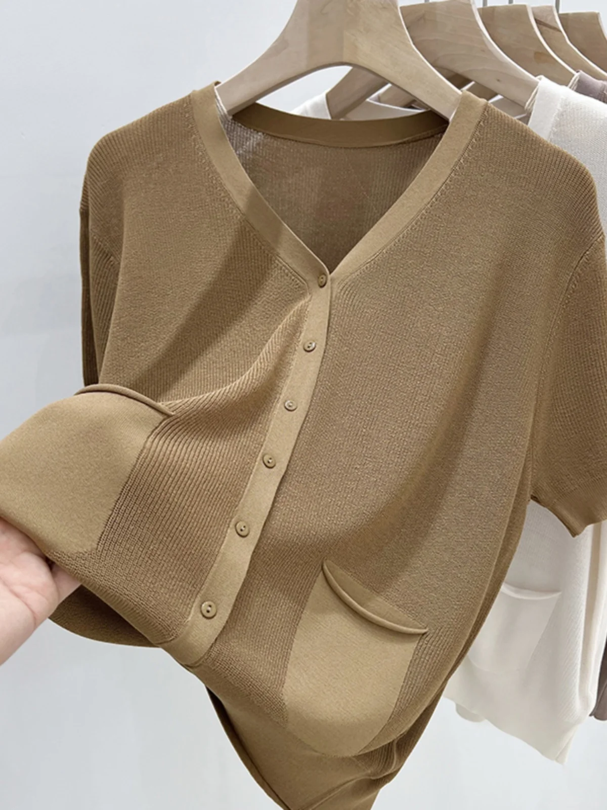 Женская трикотажная футболка больших размеров V-Ne Ice Silk ort Sve, тонкая верхняя одежда, летний повседневный корейский топ
Женская трикотажная футболка больших размеров V-Ne Ice Silk ort Sve, тонкая верхняя одежда, летний повседневный корейский топ