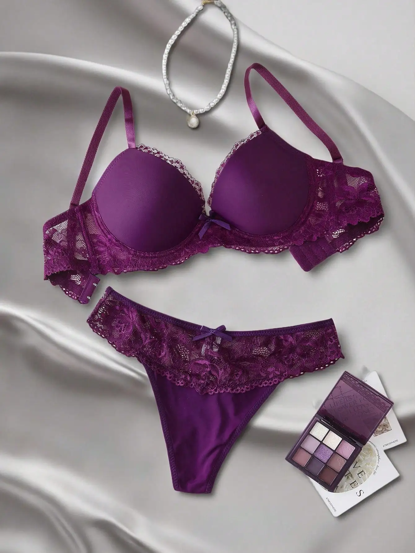 Фиолетовый кружевной комплект нижнего белья с бюстгальтером на косточках и трусиками в тон, с элегантным бантом
Фиолетовый кружевной комплект нижнего белья с бюстгальтером на косточках и трусиками в тон, с элегантным бантом