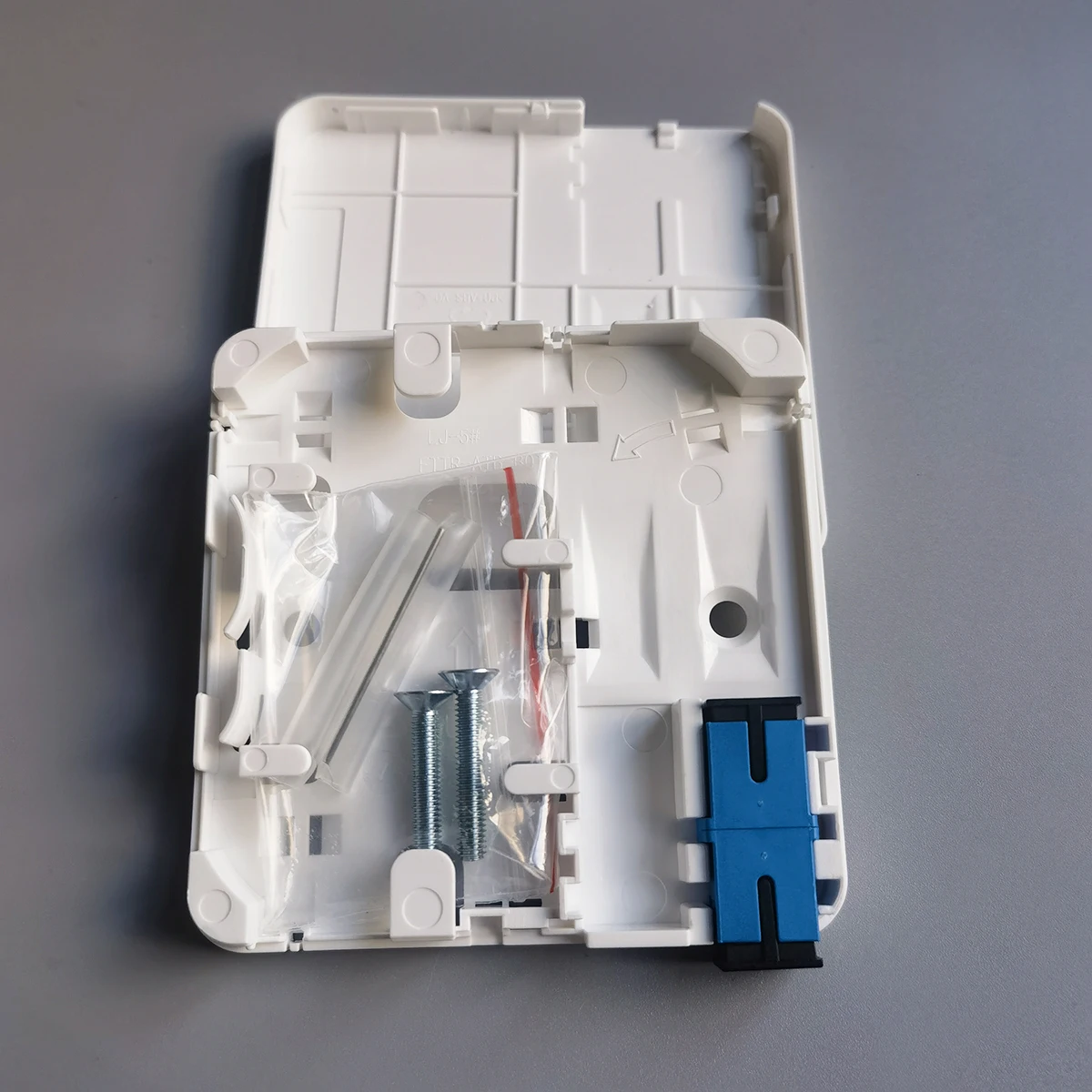 2120-T Fiber Panel Fiber Optical Terminal Junction Box 1-Port Fiber Optic Splice Box SC Fiber Combination 86 Information Panels
2120-T Fiber Panel Fiber Optical Terminal Junction Box 1-Port Fiber Optic Splice Box SC Fiber Combination 86 Information Panels