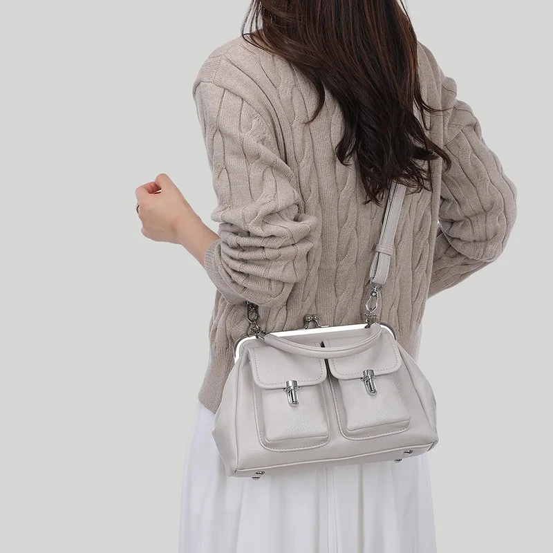 Commuter tote bag for women, retro fashion, large capacity shoulder bag, 2025 new crossbody bag
Commuter tote bag for women, retro fashion, large capacity shoulder bag, 2025 new crossbody bag