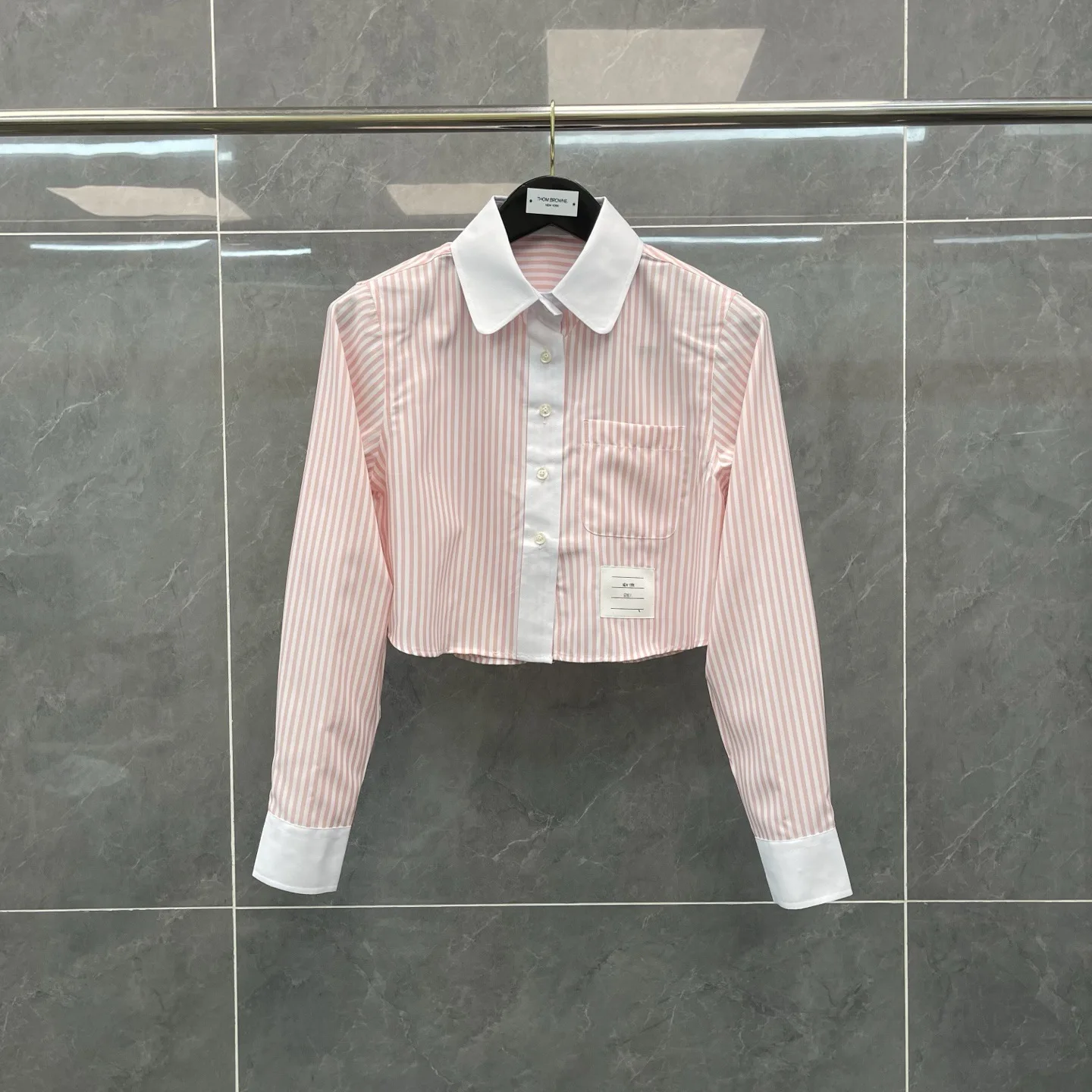 Новая осенняя женская рубашка из хлопка с длинным рукавом, розовыми вертикальными полосками, цветовыми блоками, белым воротником и вырезом до пупка, в академическом стиле
Новая осенняя женская рубашка из хлопка с длинным рукавом, розовыми вертикальными полосками, цветовыми блоками, белым воротником и вырезом до пупка, в академическом стиле