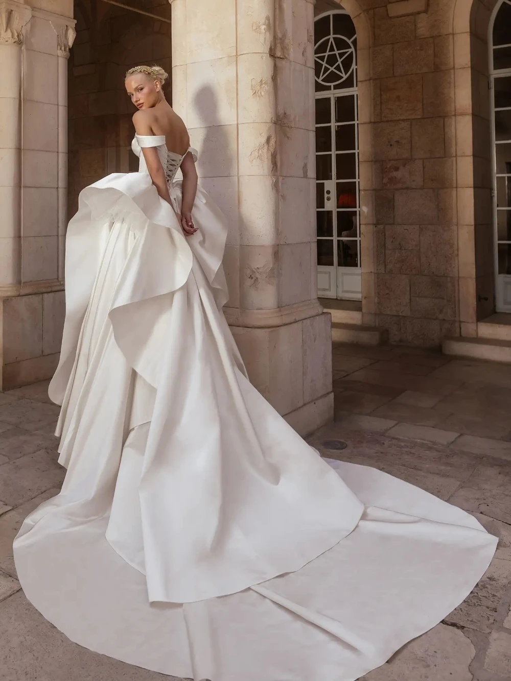 Винтажное элегантное атласное свадебное платье с открытыми плечами, бальное платье с шлейфом-катедрал, индивидуальный пошив, минималистичное платье принцессы для невесты
Винтажное элегантное атласное свадебное платье с открытыми плечами, бальное платье с шлейфом-катедрал, индивидуальный пошив, минималистичное платье принцессы для невесты