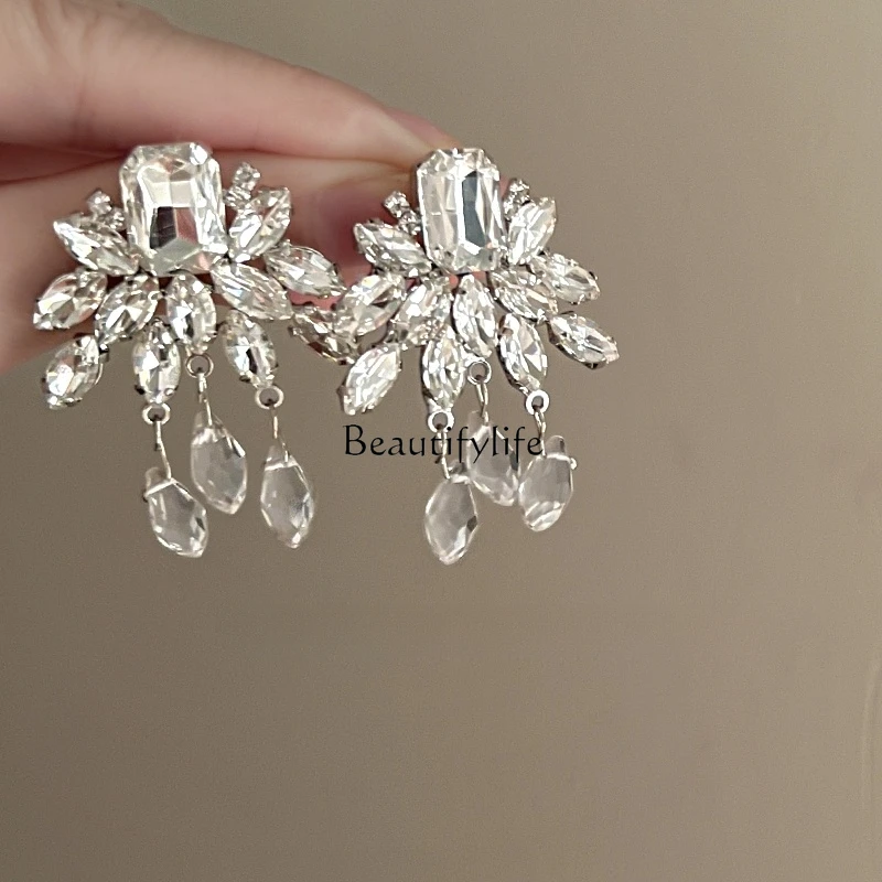 Rhinestone fringed earrings Super flash French light luxury high-end temperament earrings
Rhinestone fringed earrings Super flash French light luxury high-end temperament earrings