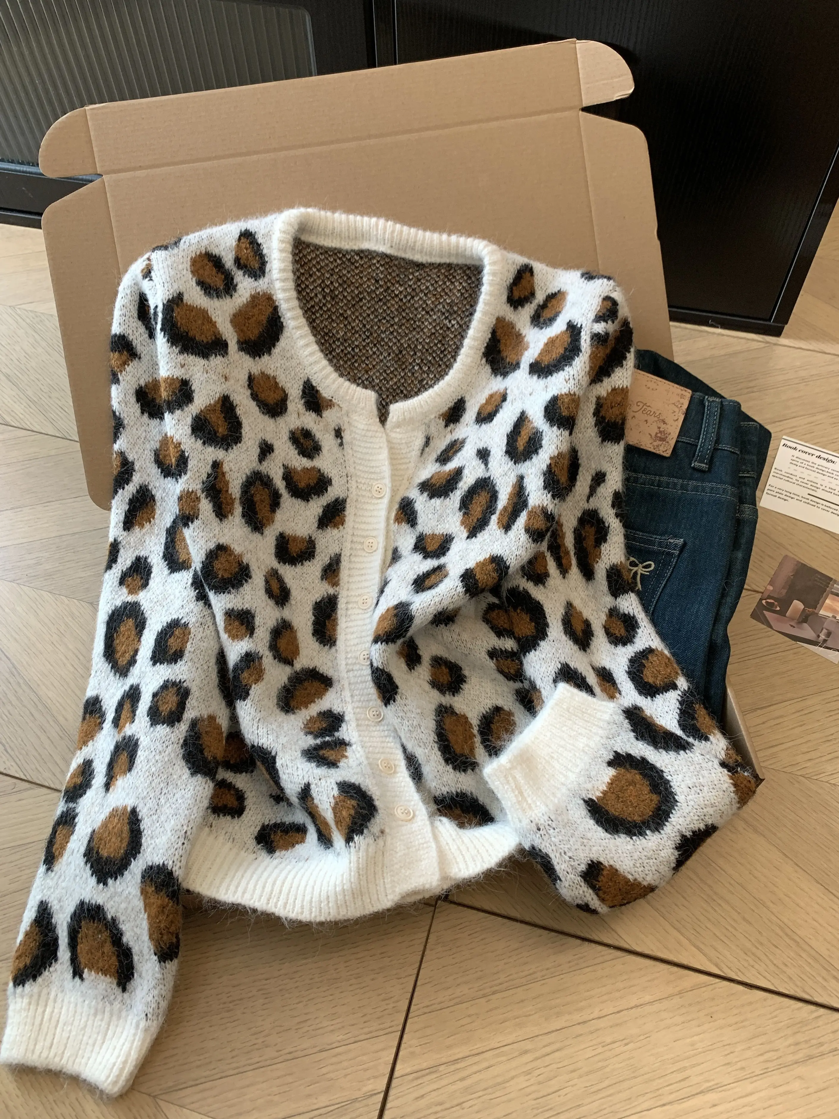 American Lazy Style Leopard Print Knitted Open Cardigan Women's Autumn Winter New Design Loose Soft Sweater Korean Version St...
American Lazy Style Leopard Print Knitted Open Cardigan Women's Autumn Winter New Design Loose Soft Sweater Korean Version St...