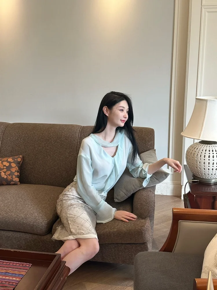 Original Wcouture Silk Blouse Loose Drifting V-neck Long Sleeve Pure Color Sweet Style Button Detail Lazy Style Top Women's F...
Original Wcouture Silk Blouse Loose Drifting V-neck Long Sleeve Pure Color Sweet Style Button Detail Lazy Style Top Women's F...