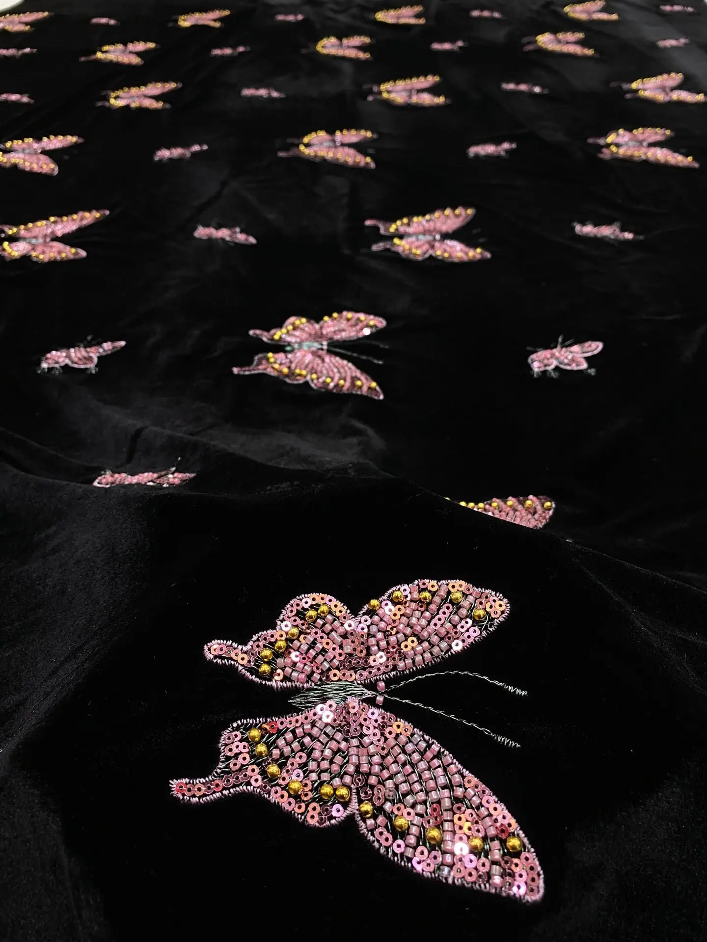 Великолепная бархатная ткань с вышивкой бабочкой, украшенная бисером и пайетками для женского платья, ткань с вышивкой
Великолепная бархатная ткань с вышивкой бабочкой, украшенная бисером и пайетками для женского платья, ткань с вышивкой