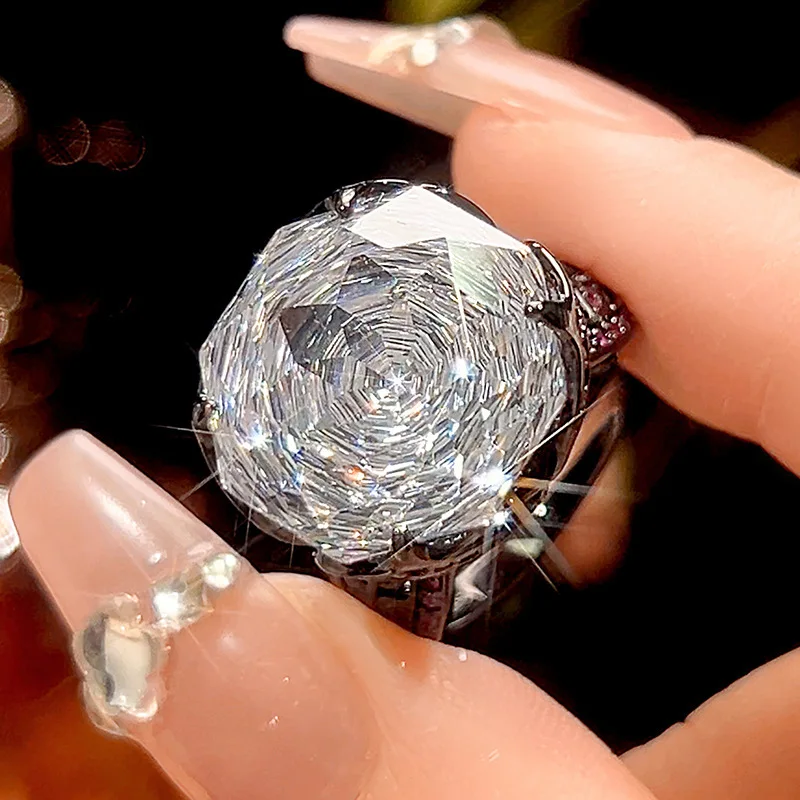 New popular jewelry: gold-plated copper base with rose-cut white diamond, light luxury black gold ring for women, 16mm
New popular jewelry: gold-plated copper base with rose-cut white diamond, light luxury black gold ring for women, 16mm