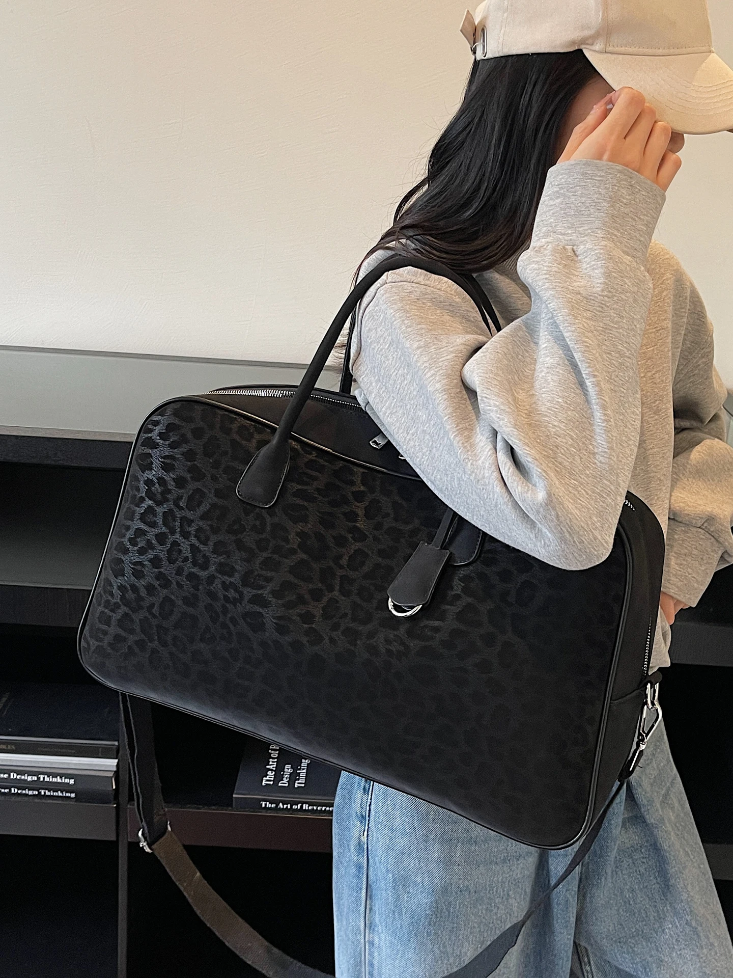 Ретро-матовая дорожная сумка большой вместимости, спортивная сумка через плечо для деловых поездок, для мужчин и женщин, повседневная, для отдыха
Ретро-матовая дорожная сумка большой вместимости, спортивная сумка через плечо для деловых поездок, для мужчин и женщин, повседневная, для отдыха