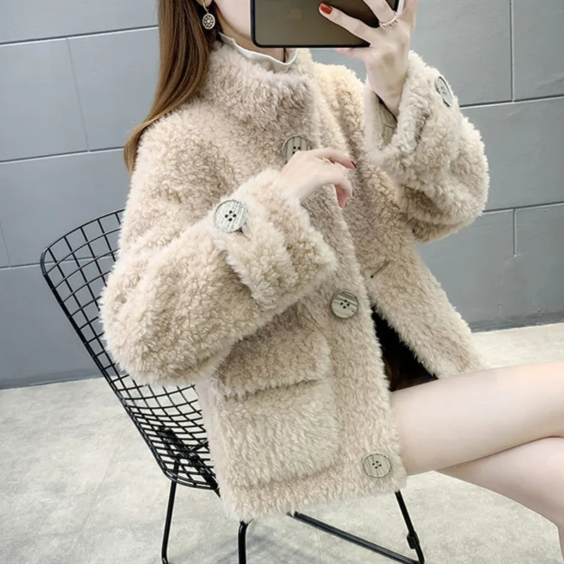 2023 Autumn Winter New Sheep Cashmere Lamb Short Loose Stand Collar Warm Single-breasted Cardigan Imitation Fur Coat Female
2023 Autumn Winter New Sheep Cashmere Lamb Short Loose Stand Collar Warm Single-breasted Cardigan Imitation Fur Coat Female