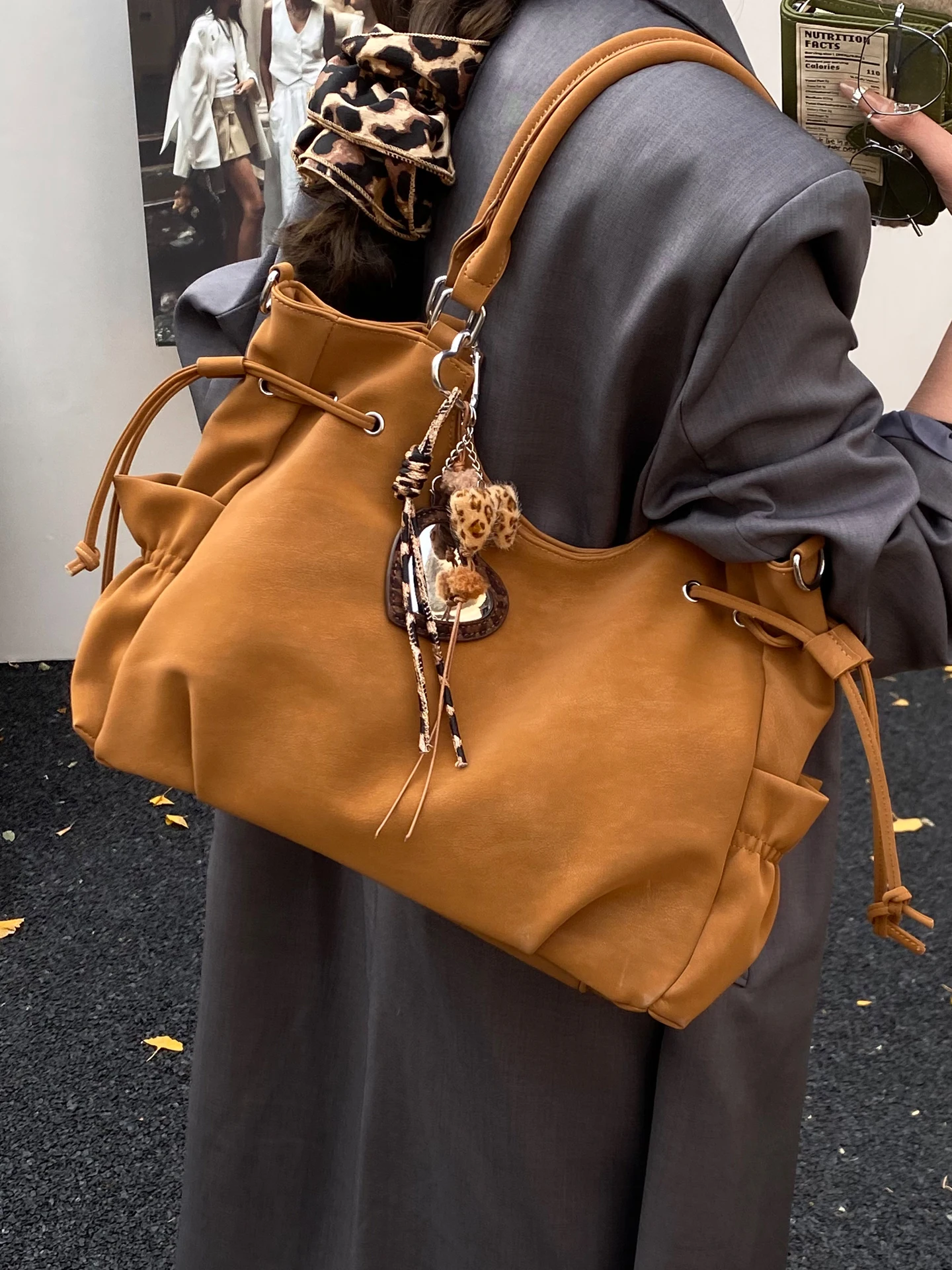 Large Capaci Women's Crossbody oulder Bag 2025 New Autumn Winter Vintage Tote Bag for Outdoor Commuting Casual Use
Large Capaci Women's Crossbody oulder Bag 2025 New Autumn Winter Vintage Tote Bag for Outdoor Commuting Casual Use