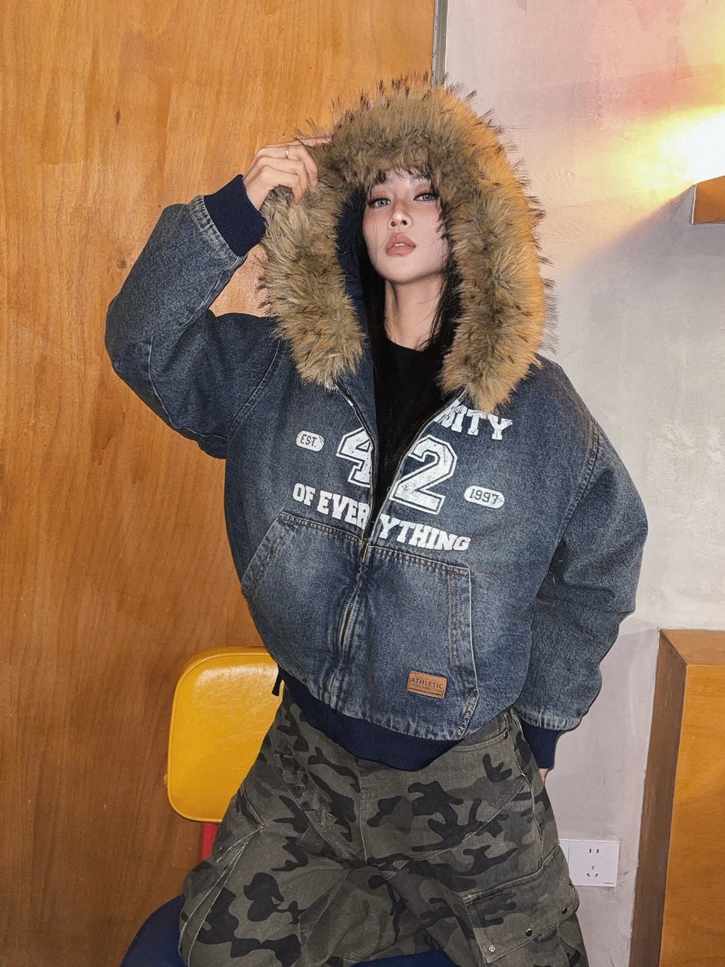 Retro Waed Denim Cotton Jaet with Wool Collar Women's Winter Warm Thiened Hooded Jaet Trendy Street Sle Loose Fit
Retro Waed Denim Cotton Jaet with Wool Collar Women's Winter Warm Thiened Hooded Jaet Trendy Street Sle Loose Fit