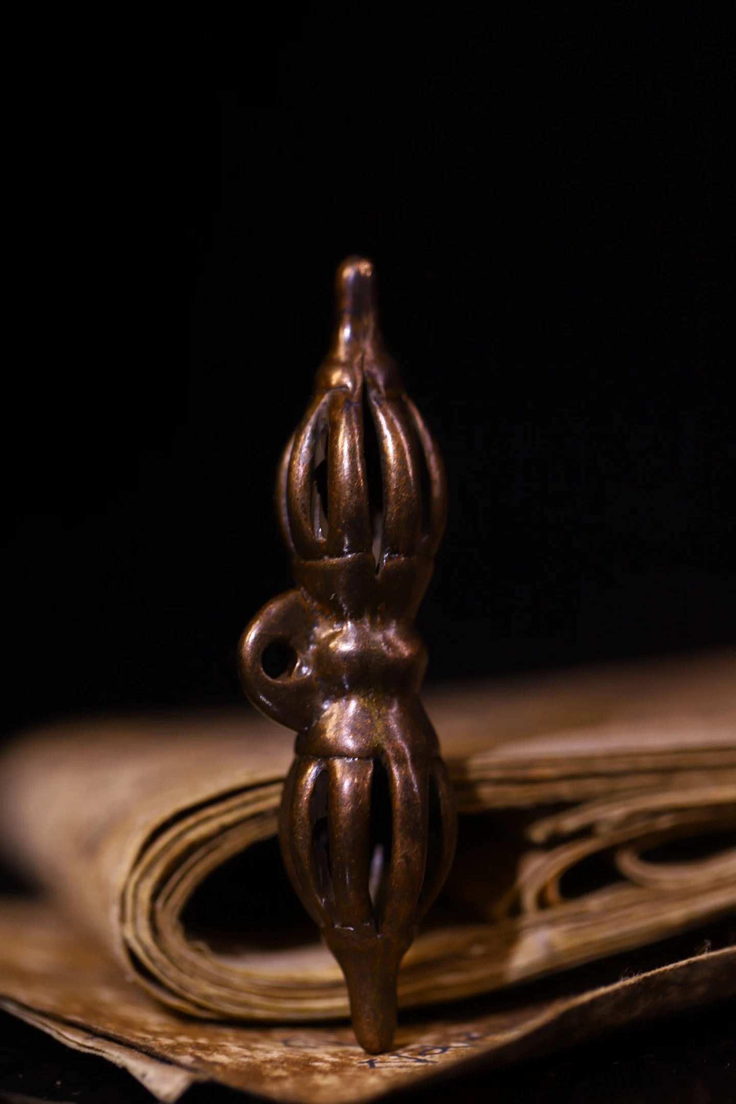 3"Old Tiantie Cinnabar Natural wear and tear Nine shares Dorje Vajra Pendant Amulet Dharam Town house Exorcism
3"Old Tiantie Cinnabar Natural wear and tear Nine shares Dorje Vajra Pendant Amulet Dharam Town house Exorcism