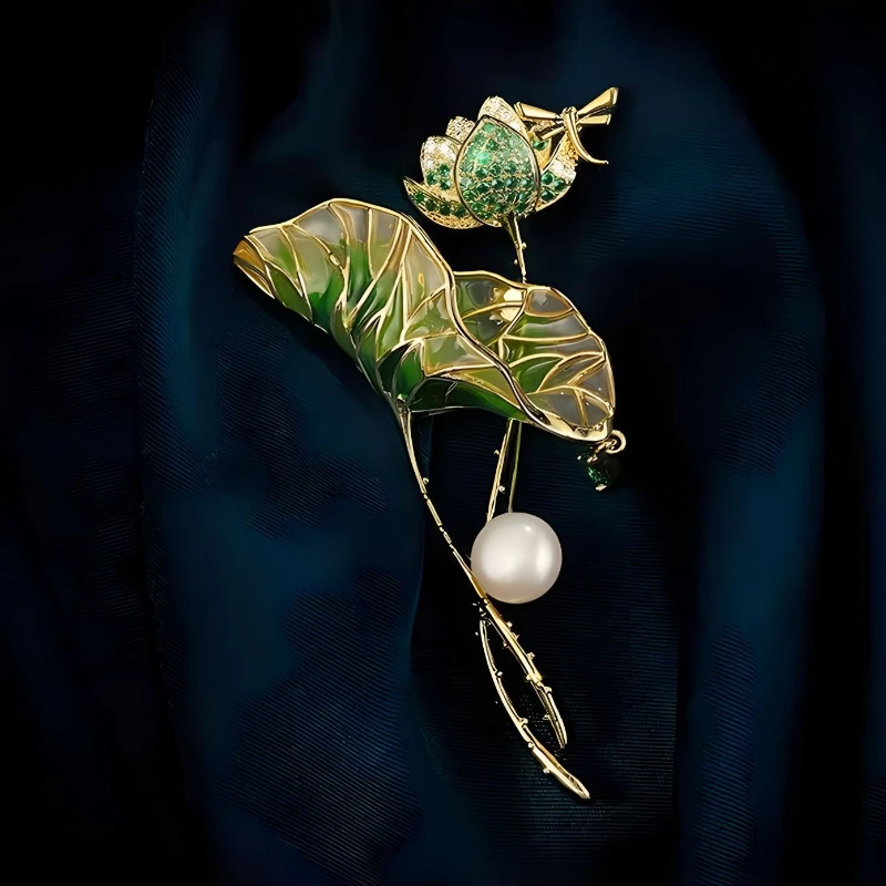Новая популярная элегантная темпераментная брошь в виде лотоса с росписью, высококачественный нишевый дизайн, аксессуары для корсажа в виде листьев лотоса
Новая популярная элегантная темпераментная брошь в виде лотоса с росписью, высококачественный нишевый дизайн, аксессуары для корсажа в виде листьев лотоса