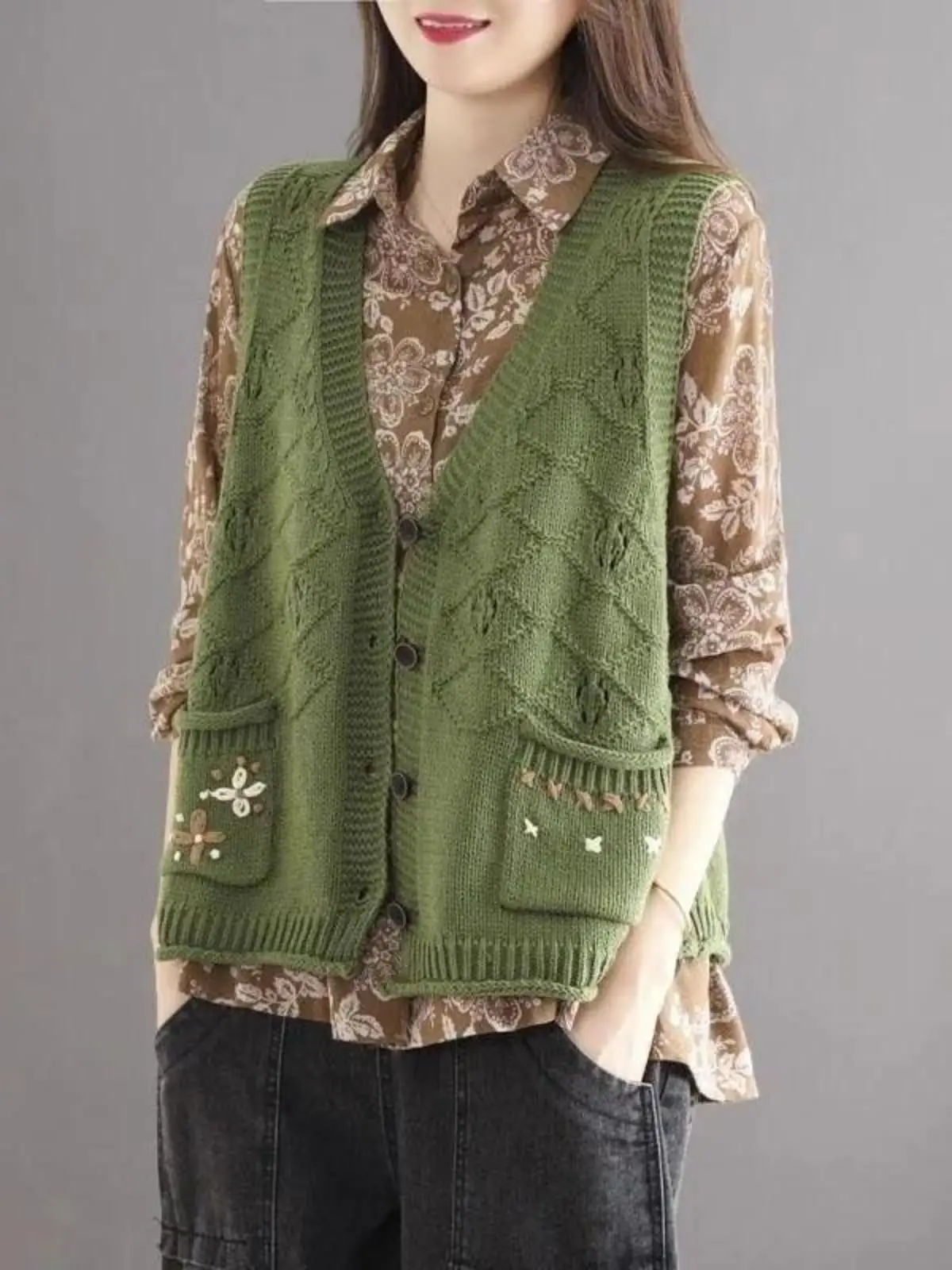 Retro Patchwork Hollow Knitted Cotton Vest Spring Summer New Style Sleeveless V-neck Jacket Outerwear for Women
Retro Patchwork Hollow Knitted Cotton Vest Spring Summer New Style Sleeveless V-neck Jacket Outerwear for Women
