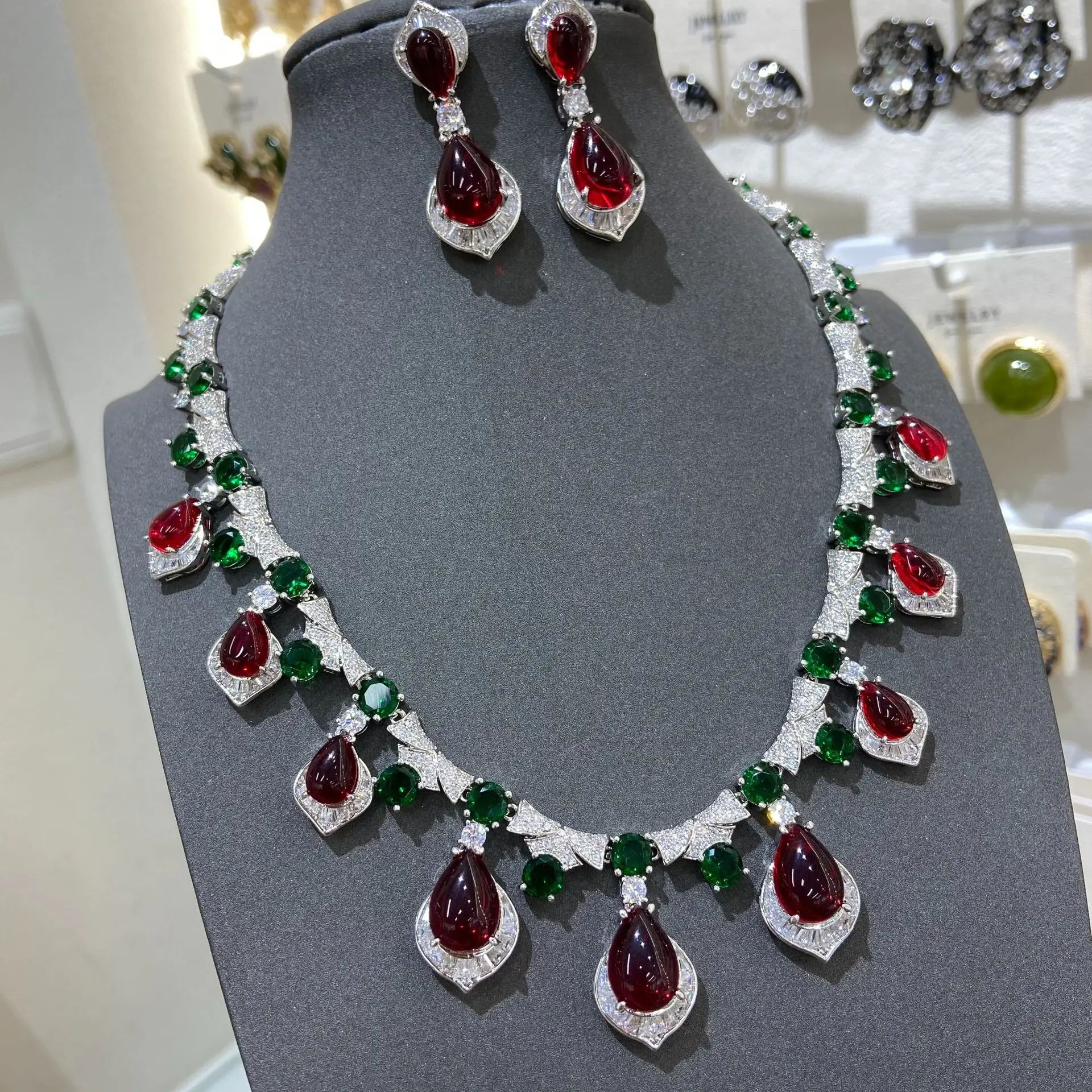 Winter Women's Teardrop Zirconia Jewelry Set with Necklace And Earrings Sparkling Crystal Fashion Accessory
Winter Women's Teardrop Zirconia Jewelry Set with Necklace And Earrings Sparkling Crystal Fashion Accessory