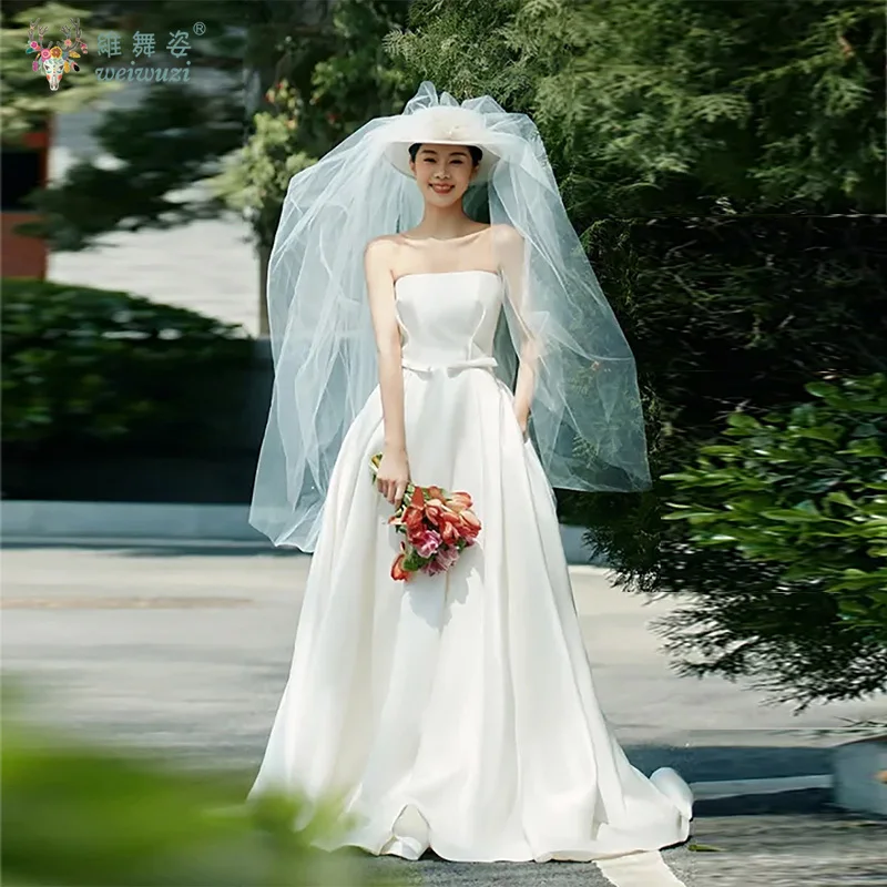 Korean Satin Simple Light Wedding Dress with Strapless and Waist Cinching A-line Bride's Wedding Dress Theme Photo Costume
Korean Satin Simple Light Wedding Dress with Strapless and Waist Cinching A-line Bride's Wedding Dress Theme Photo Costume