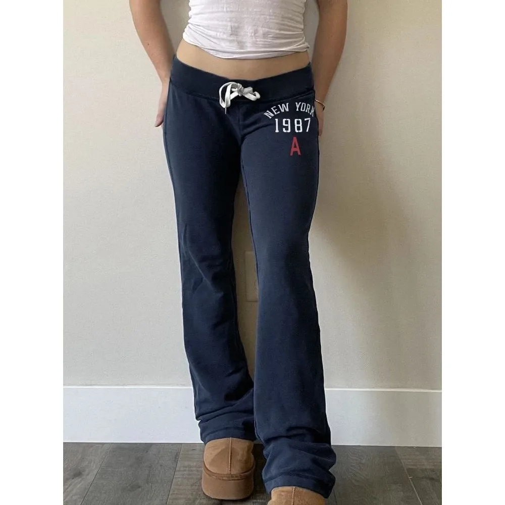 Брюки Korobov America Faion Y2K с низкой посадкой, слегка эластичные, с буквенным принтом, прямые, из ПВХ, нейтральные, зимние, повседневные
Брюки Korobov America Faion Y2K с низкой посадкой, слегка эластичные, с буквенным принтом, прямые, из ПВХ, нейтральные, зимние, повседневные