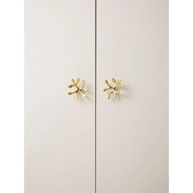 Light Luxury Creative Personality Small Handle Brass Embellished Original Design Drawer Wardrobe Door Pull
Light Luxury Creative Personality Small Handle Brass Embellished Original Design Drawer Wardrobe Door Pull