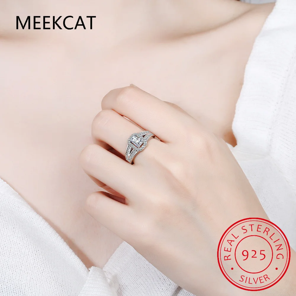New Emerald Cut 0.6CT Moissanite Diamond Ring for Women DVVS1 Color Classic Engagement Wedding Fine Jewelry Luxury Gift
New Emerald Cut 0.6CT Moissanite Diamond Ring for Women DVVS1 Color Classic Engagement Wedding Fine Jewelry Luxury Gift