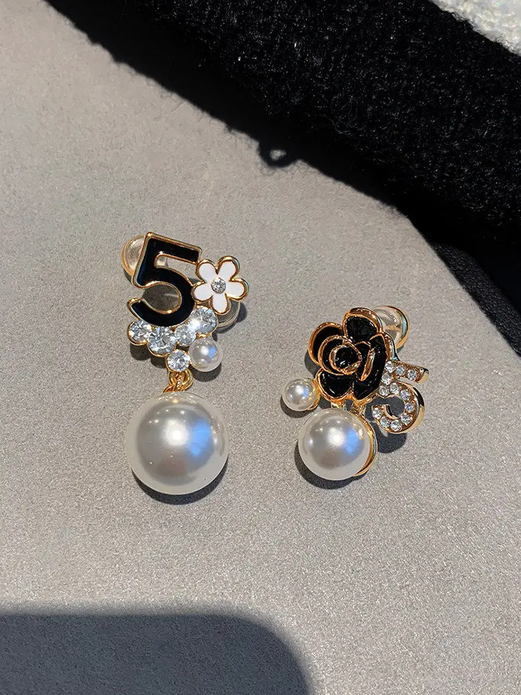 Pearl earrings for women, light luxury, niche, high-end, new temperament earrings
Pearl earrings for women, light luxury, niche, high-end, new temperament earrings