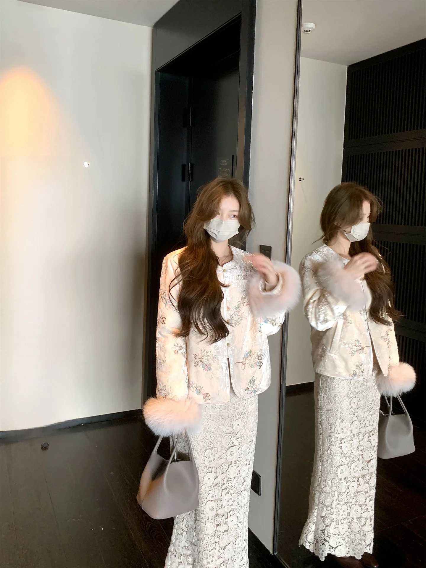 Новая зимняя утепленная куртка с длинными рукавами и меховыми вставками в китайском стиле для женщин
Новая зимняя утепленная куртка с длинными рукавами и меховыми вставками в китайском стиле для женщин