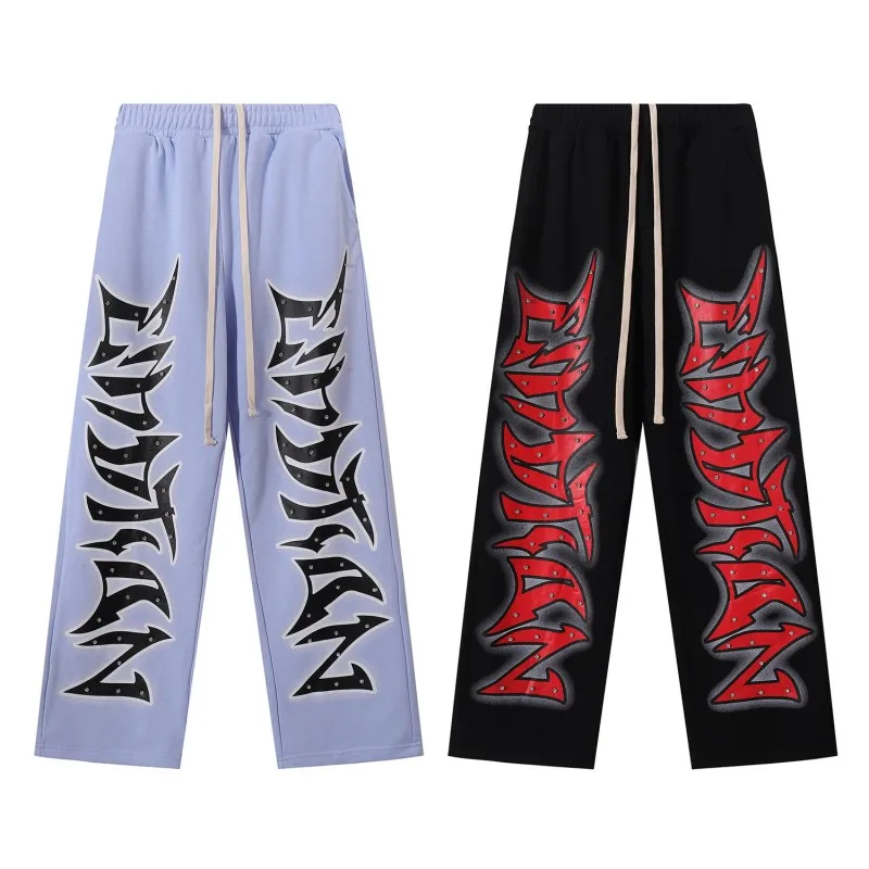 Комплект из двух предметов: утепленные брюки-клеш с пэчворком и принтом «грязь» и прямые хлопковые брюки для подростков
Комплект из двух предметов: утепленные брюки-клеш с пэчворком и принтом «грязь» и прямые хлопковые брюки для подростков