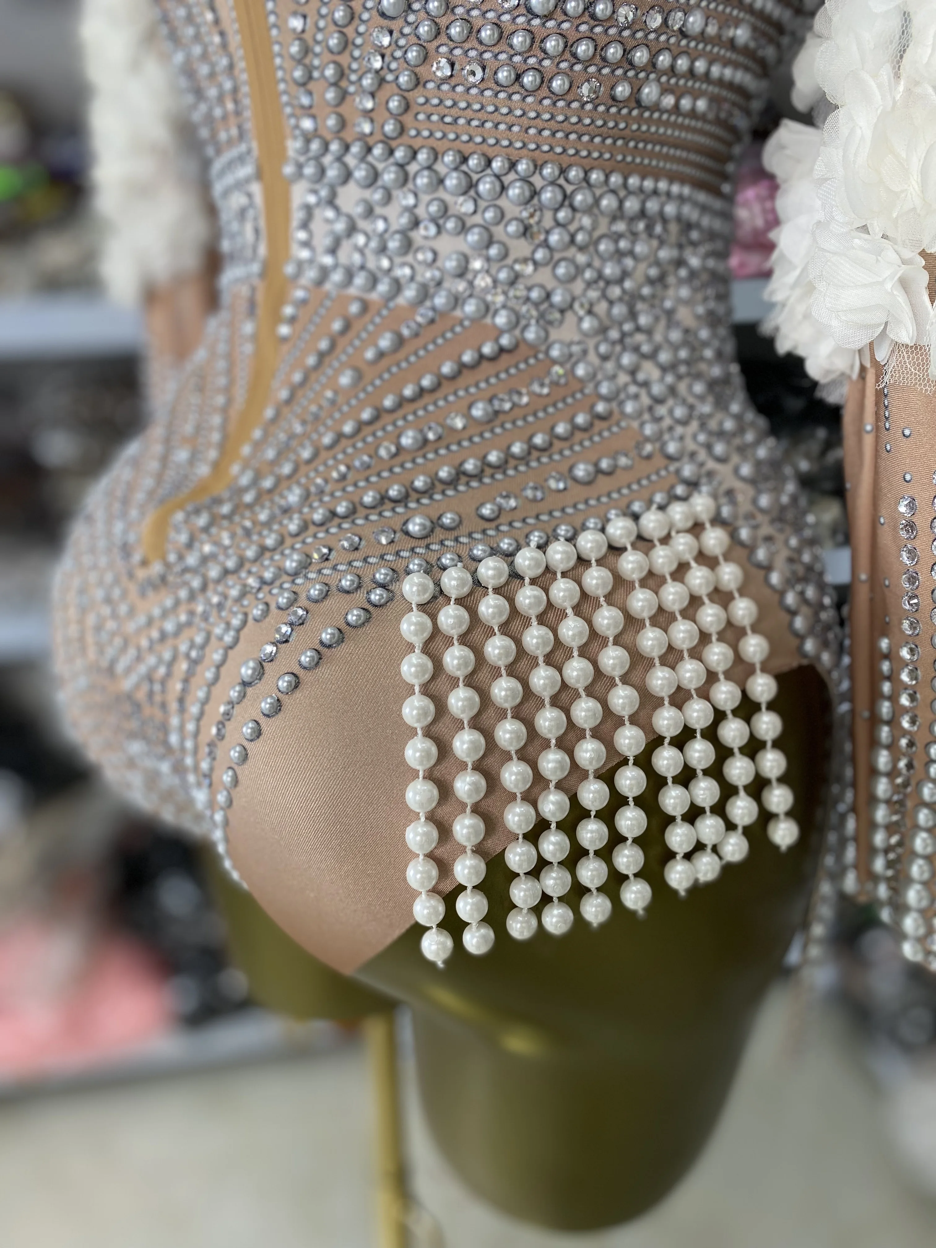 Luxury Designer Rhinestones Pearls Flowers Long Sleeve Preals Tassel Side Leotard Nightclub Performance Costumes Evening Stage
Luxury Designer Rhinestones Pearls Flowers Long Sleeve Preals Tassel Side Leotard Nightclub Performance Costumes Evening Stage